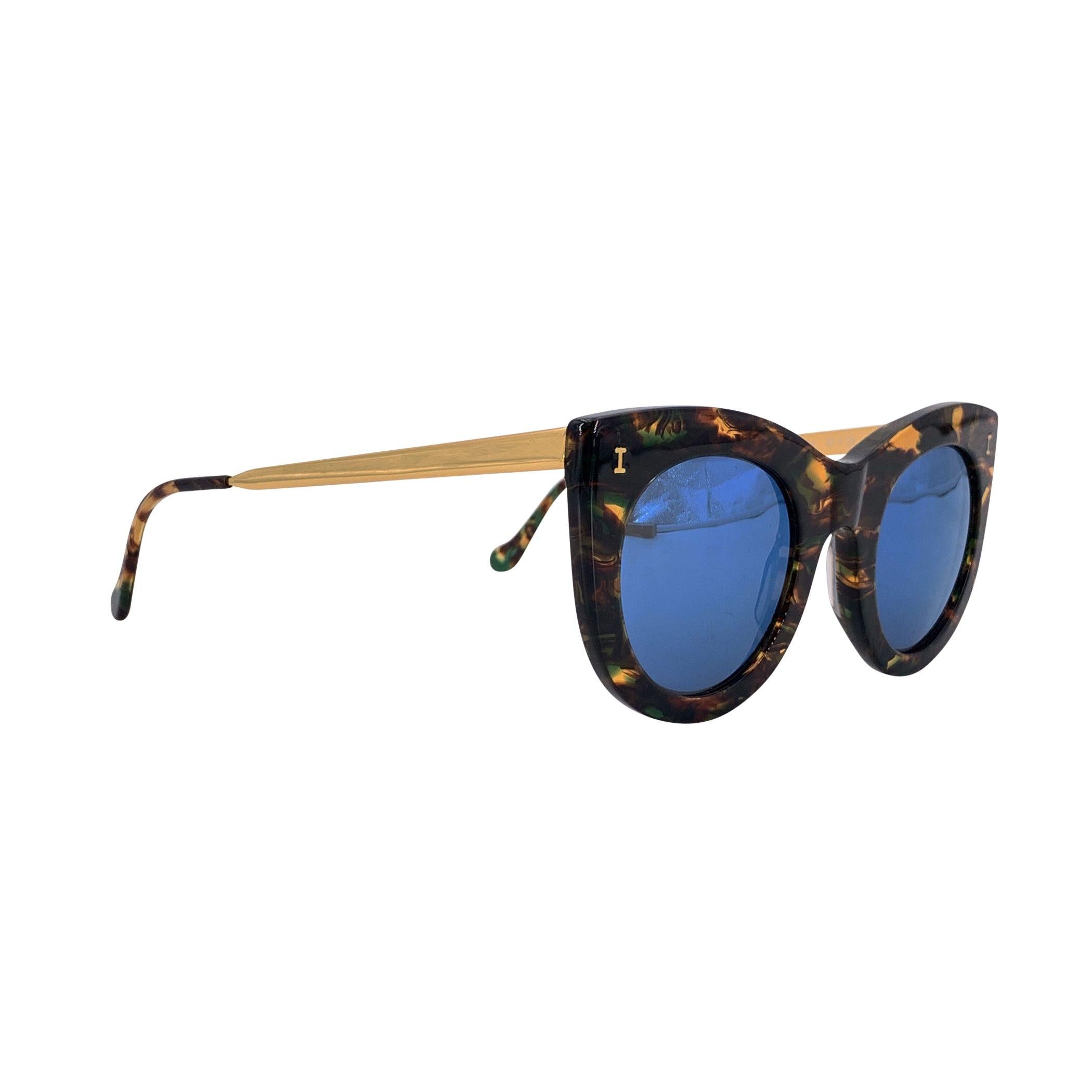 Die Illesteva Boca II Sonnenbrille ist ein modernes Glamour-Statement und interpretiert das zeitlose Katzenauge mit kühnem, zeitgenössischem Flair neu. Der Rahmen aus braunem, havannafarbenem Acetat und die auffallend blauen, verspiegelten Gläser