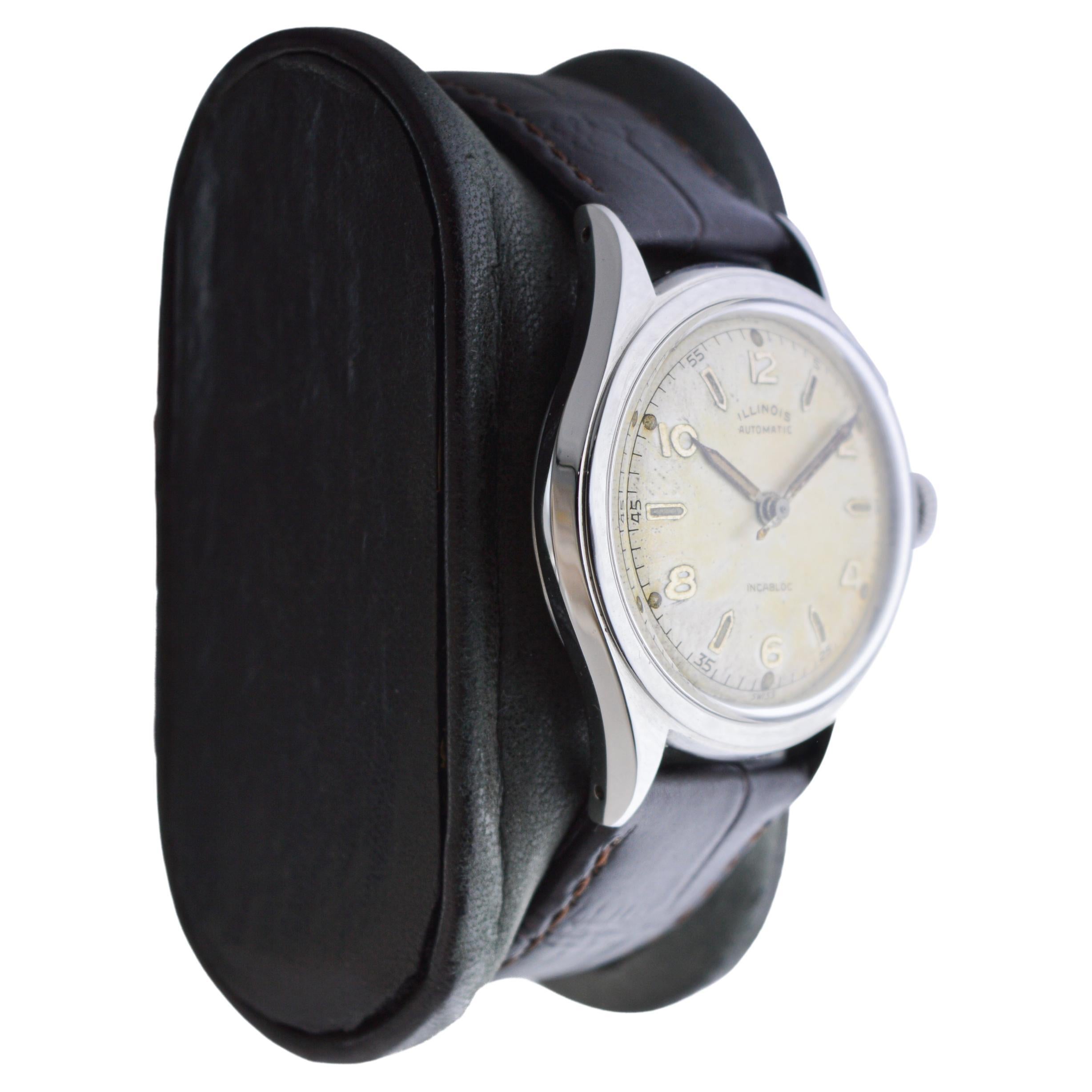 FACTORY / HOUSE: Illinois Watch Company
STYLE / REFERENCE: Art Deco / Round
METAL / MATERIAL: Stainless Steel
CIRCA / YEAR: 1950's
DIMENSIONS / SIZE: Length 40mm X Diameter 32mm
MOVEMENT / CALIBER: Automatic Winding / 17 Jewels 
DIAL / HANDS: