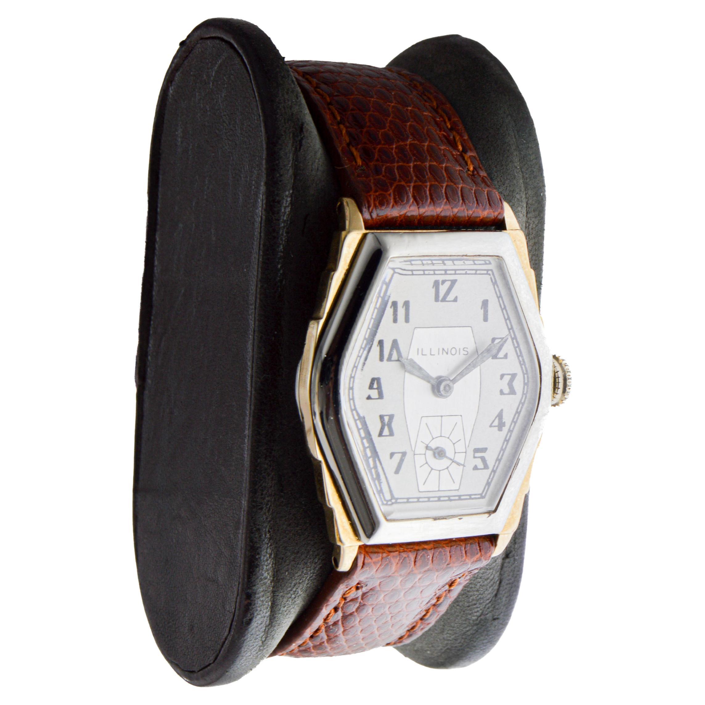 FÁBRICA / CASA: Illinois Watch Company
ESTILO / REFERENCIA: Art Decó / El Ritz
METAL / MATERIAL: Oro blanco y amarillo en dos tonos
CIRCA / AÑO: 1931
DIMENSIONES / TAMAÑO: Longitud 27 mm de punta a punta,  Ancho 37 mm
MOVIMIENTO / CALIBRE: cuerda