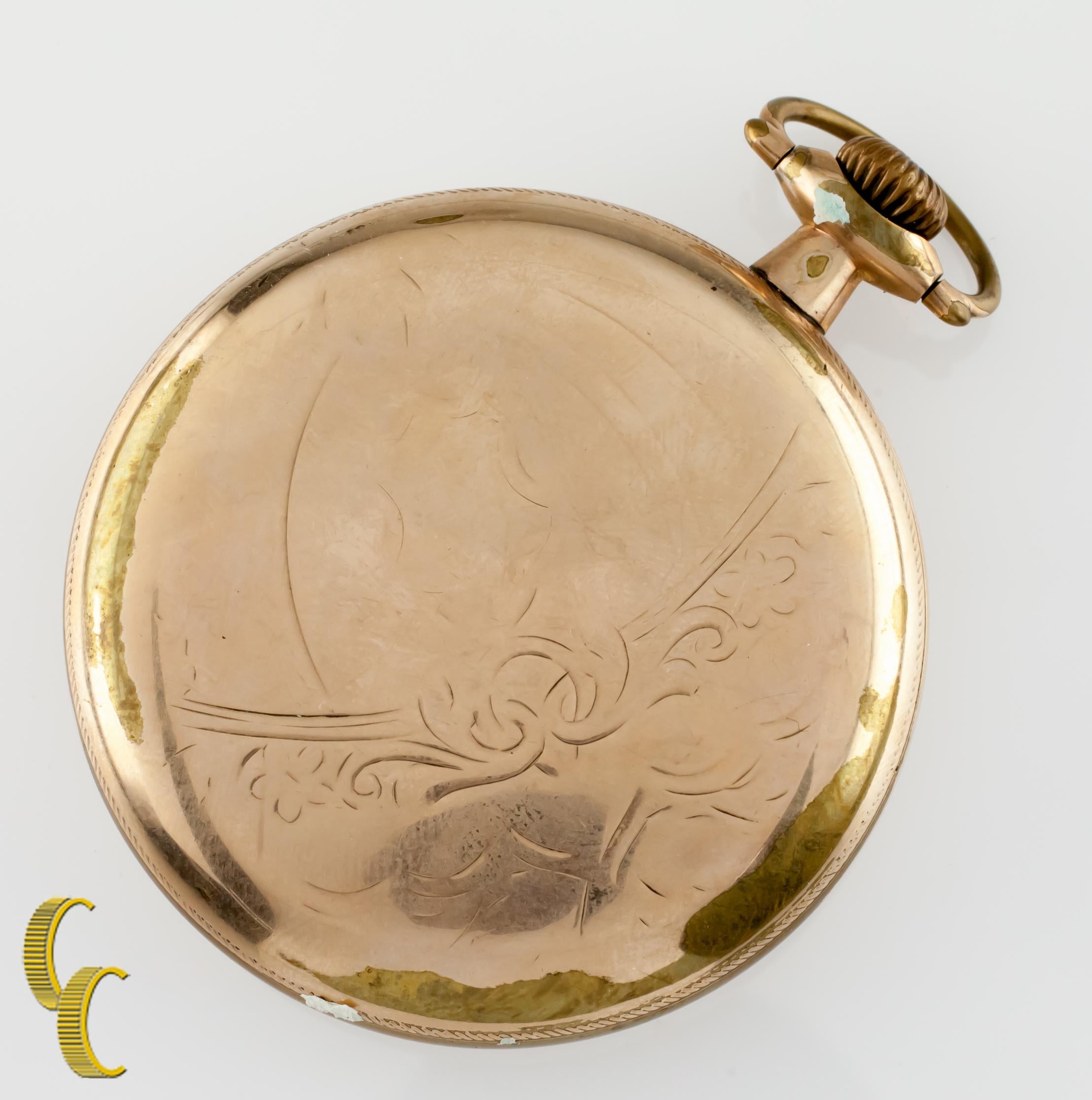 Bellissimo orologio da tasca antico dell'Illinois con quadrante bianco sporco, lancette nere e quadrante dedicato ai secondi.
Cassa in oro con intricato disegno inciso a mano sulla cassa.
Numeri romani neri.
Numero di serie del caso