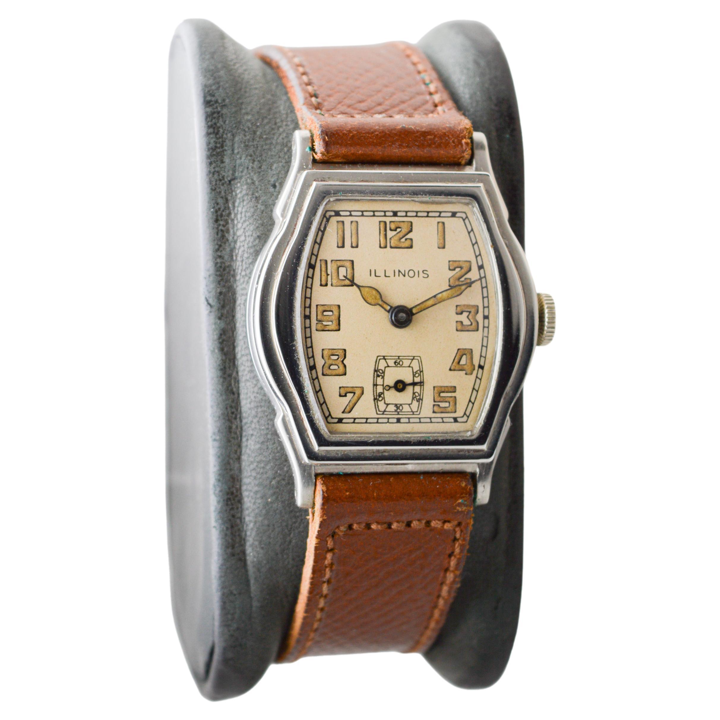 FACTORY / HOUSE: Illinois Watch Company
STYLE / REFERENCE: Art Deco
METAL / MATERIAL: White Gold-Filled
CIRCA / YEAR: 1929 / 1930
DIMENSIONS / SIZE: 28mm Length X 36mm Diameter
MOVEMENT / CALIBER: Manual Winding / 17 Jewels / Caliber 6 O 
DIAL /