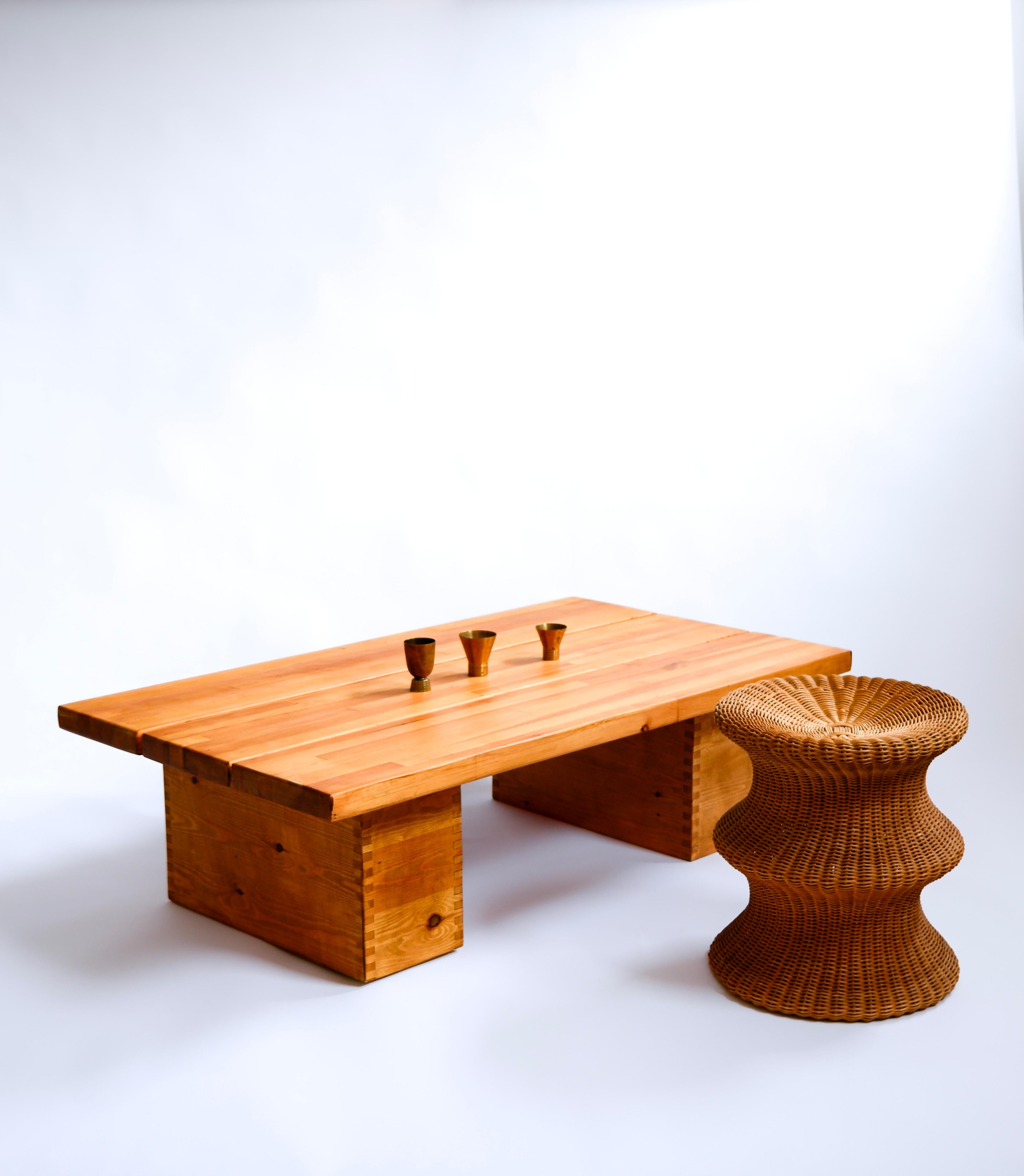 Illmari Tapiovaara, Coffee table in solid pine circa 1960 In Fair Condition For Sale In Hägersten-Liljeholmen, Stockholms län