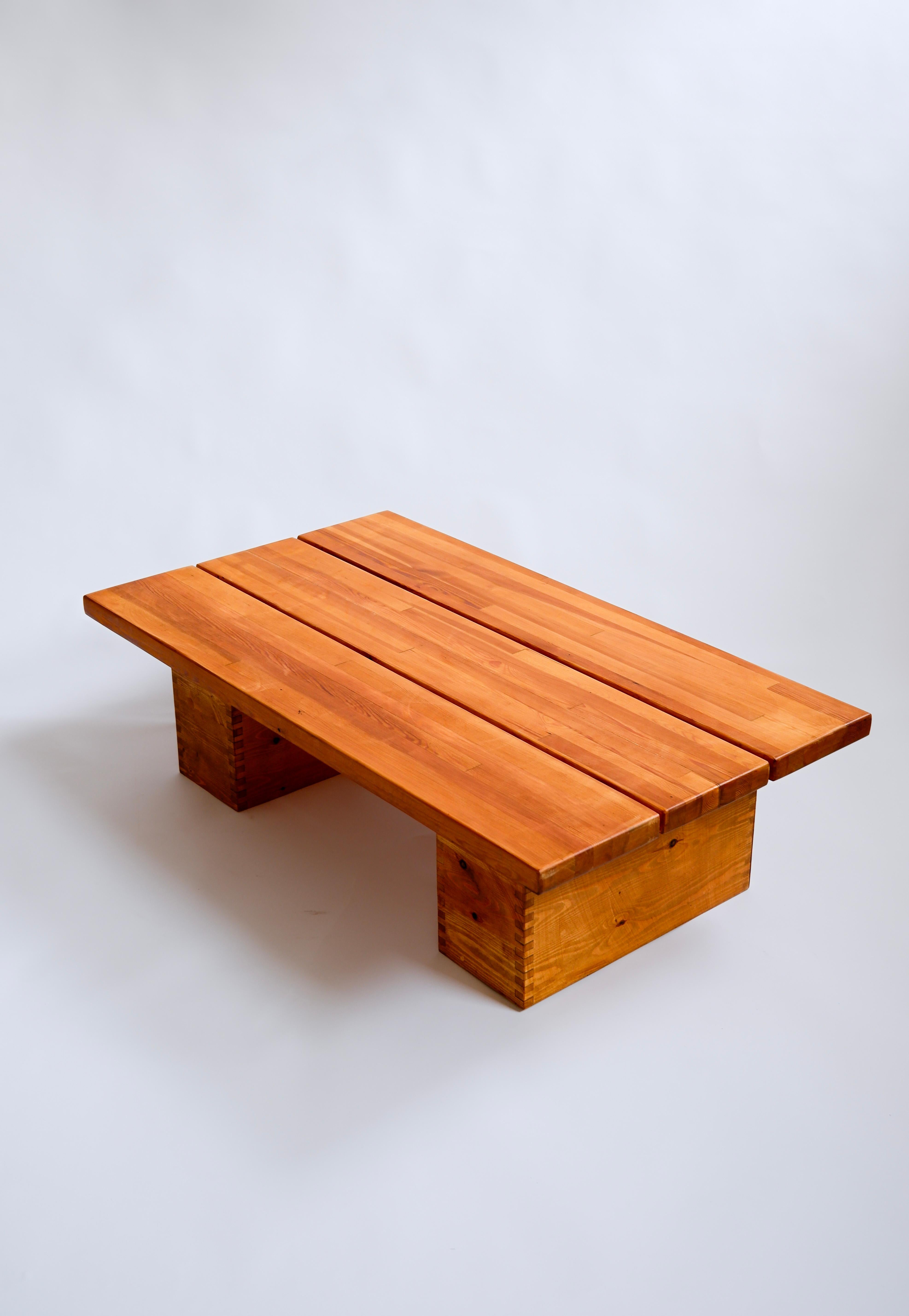 Illmari Tapiovaara, Coffee table in solid pine circa 1960 For Sale 1