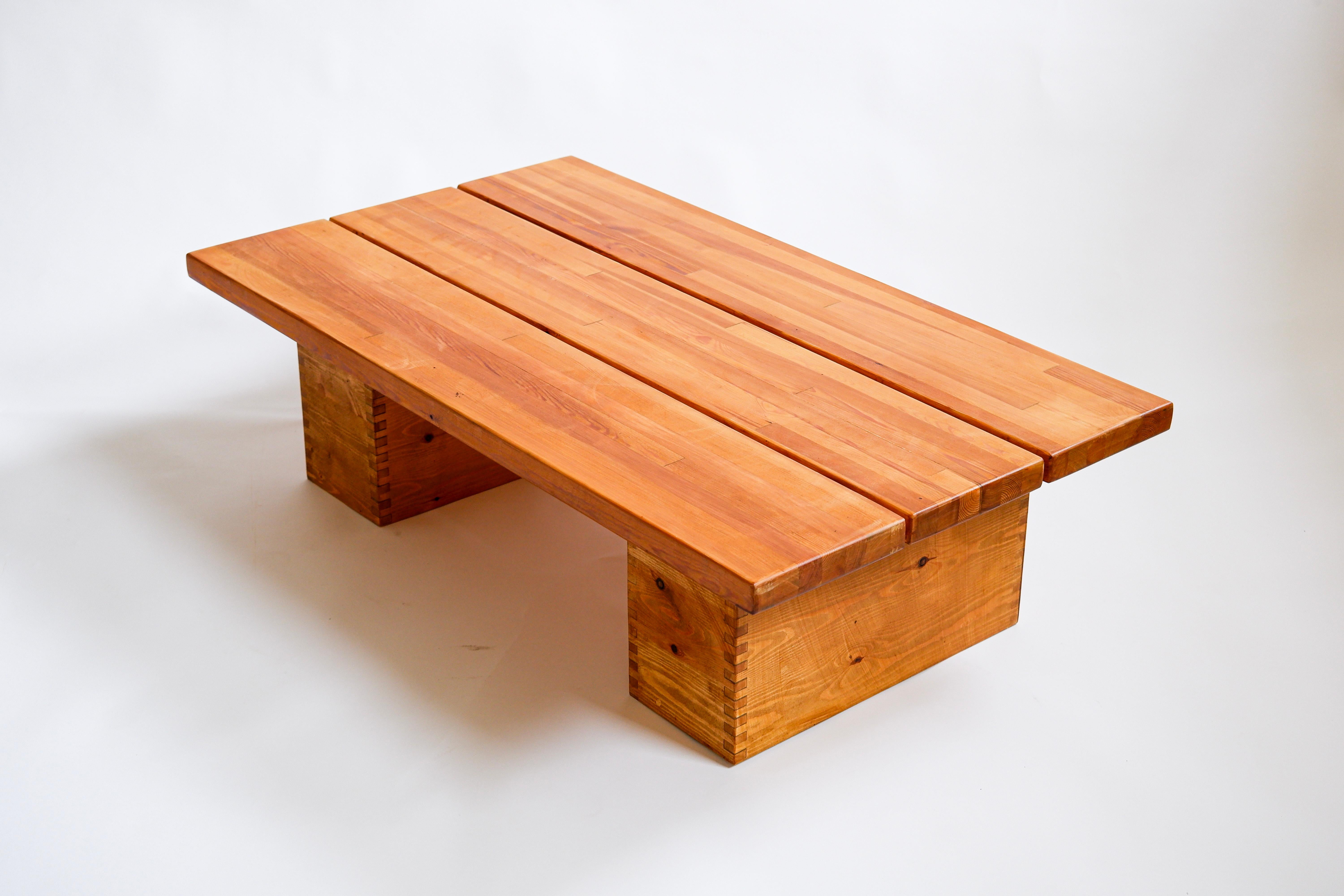 Illmari Tapiovaara, Coffee table in solid pine circa 1960 For Sale 2