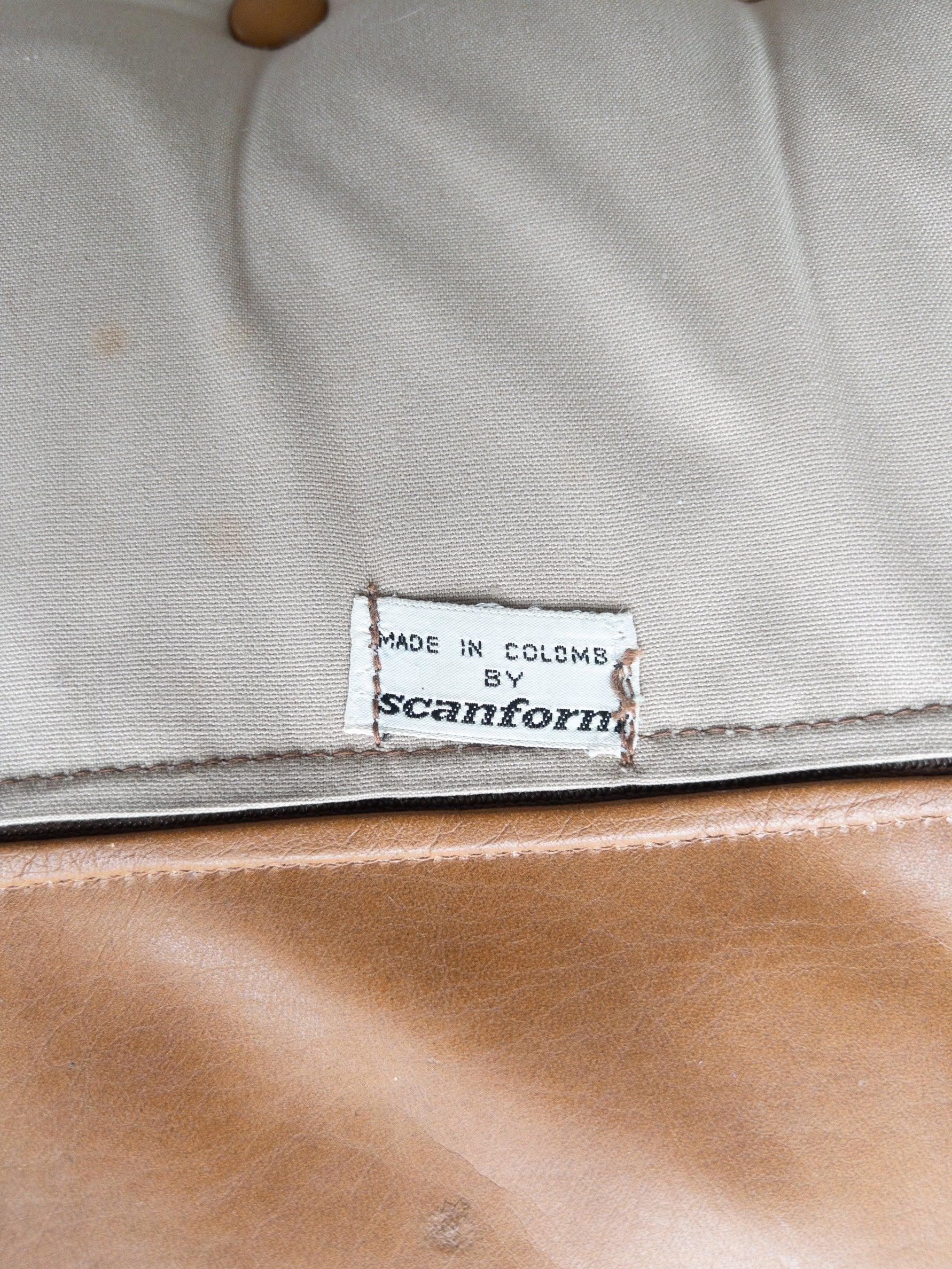 Sofá de piel marrón caramelo modelo Illona diseñado por Arne Norell. Producido por Scanform, Columbia.