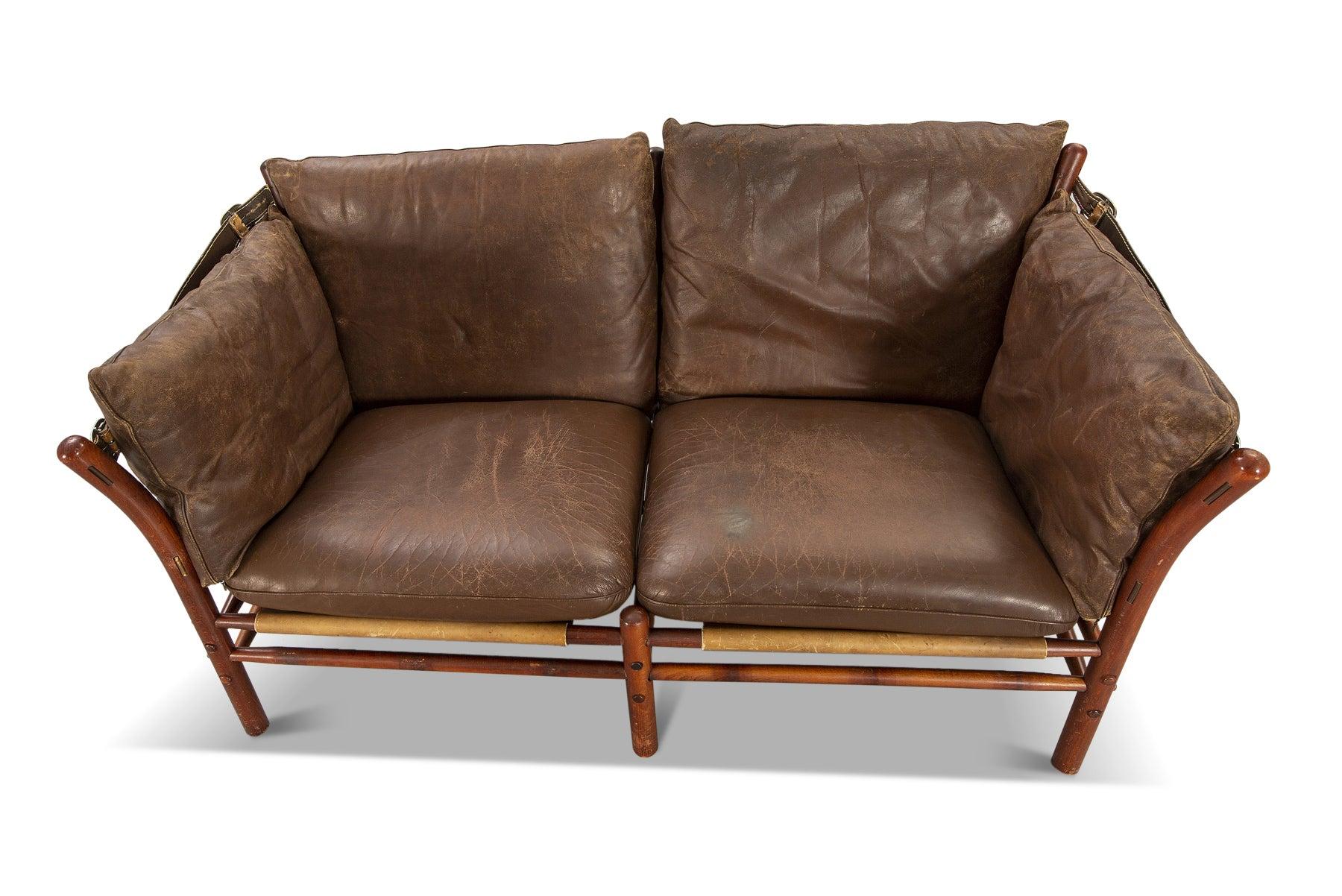 Origine : Suède
Concepteur : Arne Norell
Fabricant : Norell Møbler AB
Époque : années 1960
Matériaux : Hêtre, cuir
Mesures : 58.75 ? de large x 31,5 ? de profondeur

Condition : En excellent état d'origine avec une légère usure d'époque sur