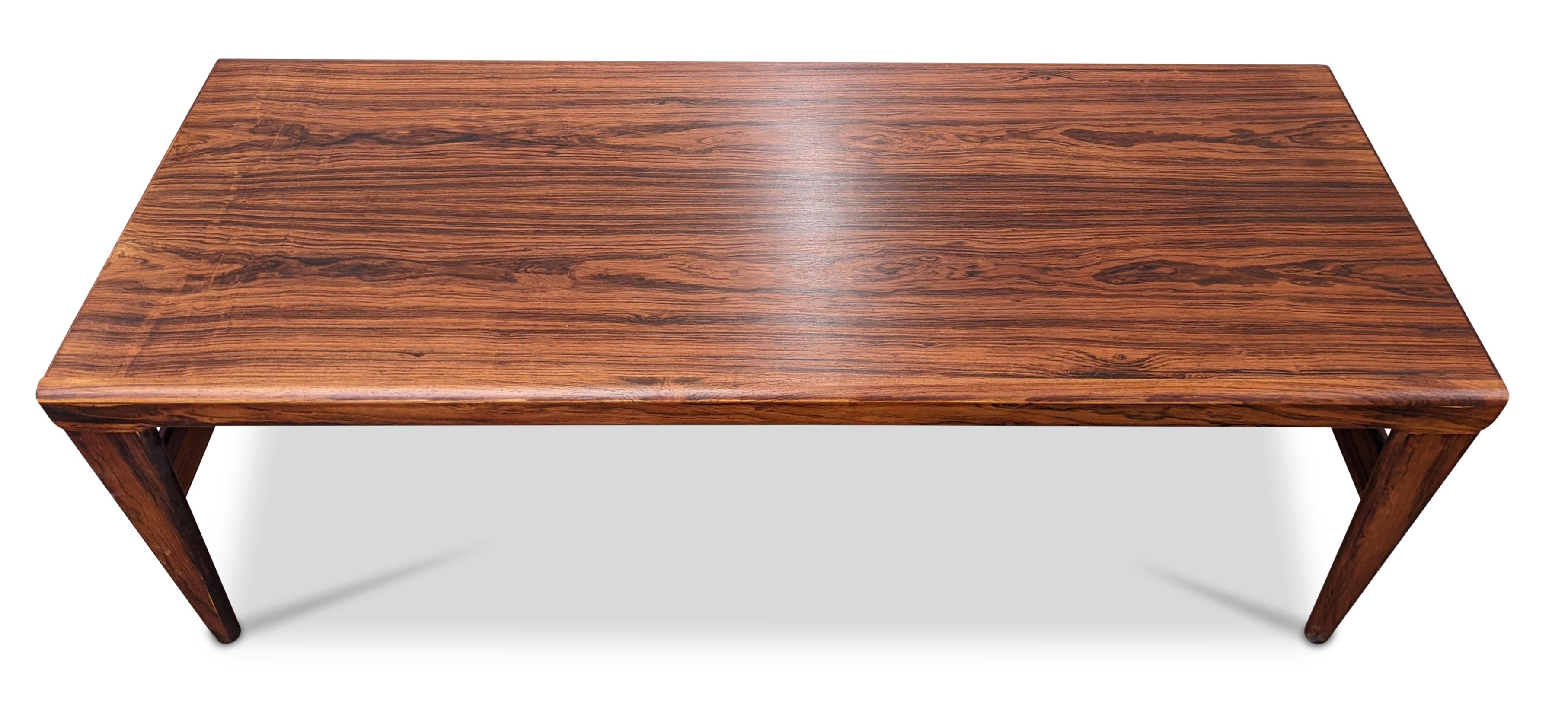 Illum Vikkelsoe Rosewood Coffee Table w Leaves Danish Mid Century In Good Condition In Jersey City, NJ