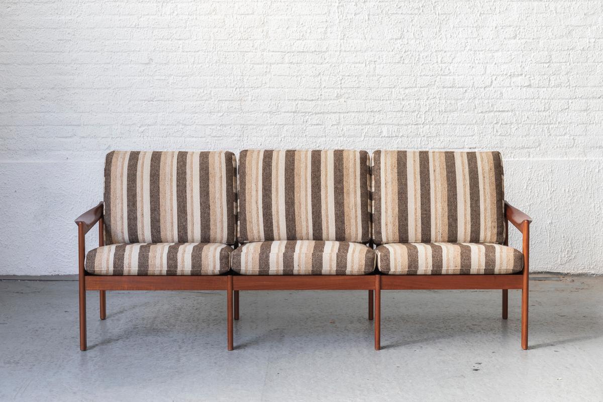 3-seater sofa by Illum Wikkelsø, produced by Eilersen in Denmark in the 1960’s. Solid teak frame with a striped fabric. The bench features twisted armrests. In very good condition, with some signs of use as shown in the pictures.

H: 75 cm
Seat