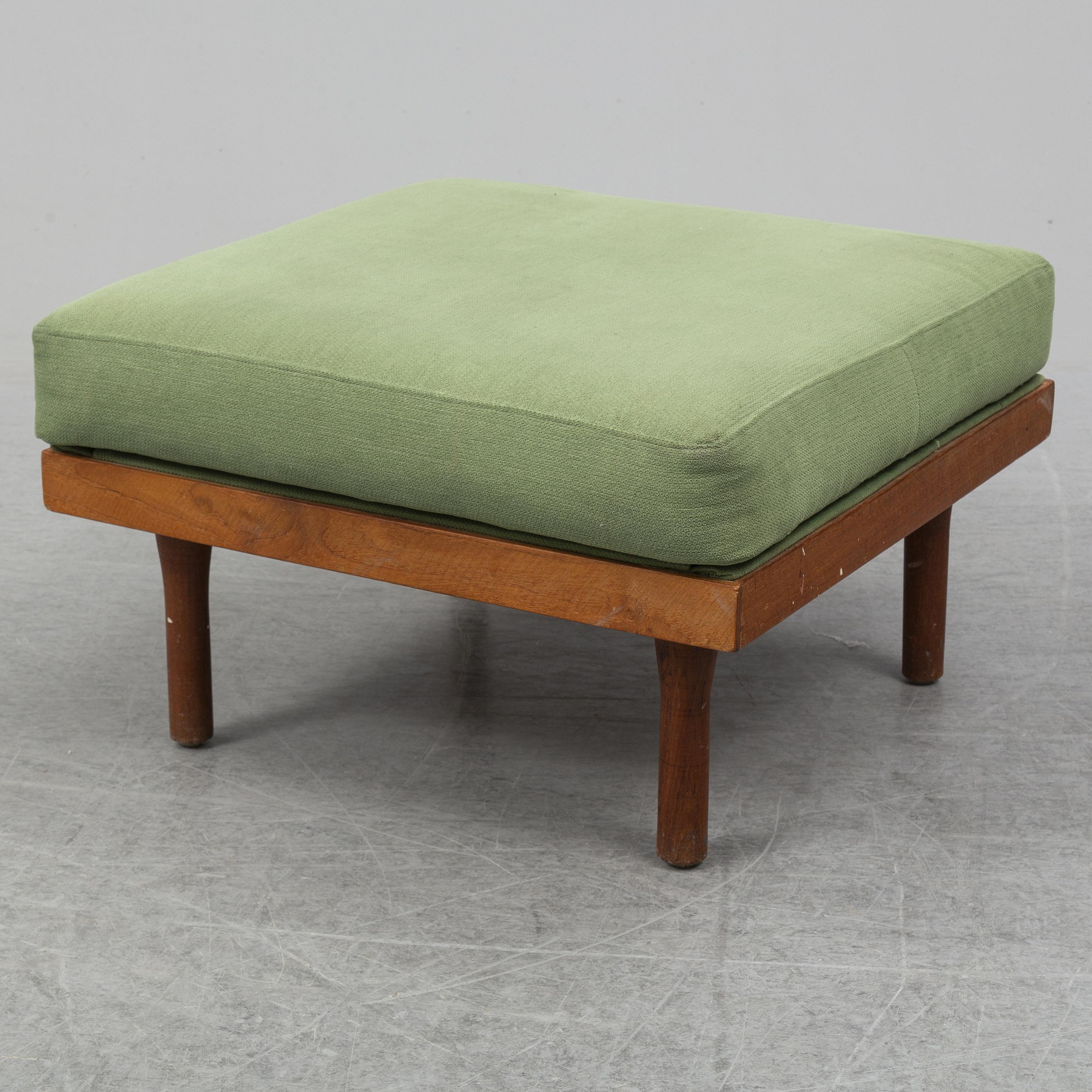 Mid-Century Modern ILLUM WIKKELSØ, a sofa 'Australia Modell 50-4' for Søren Willadsen, with ottoman For Sale