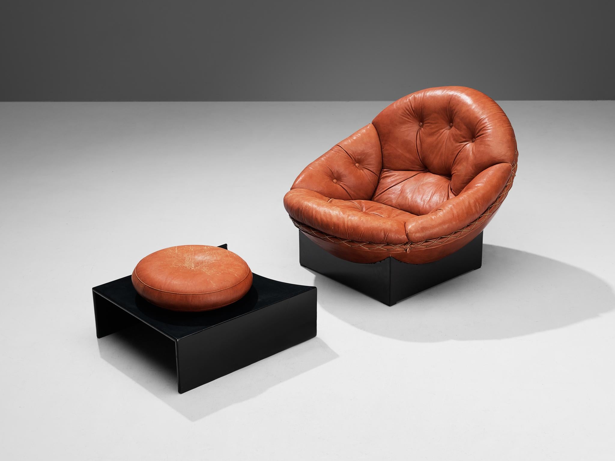 Illum Wikkelsø for Ryesberg Møbler, lounge chair with ottoman, model 'Apollo', leather, lacquered wood, Denmark, 1970s

This distinctive lounge set is of high-quality both in terms of functionality and beauty. The seat embraces great comfort due to