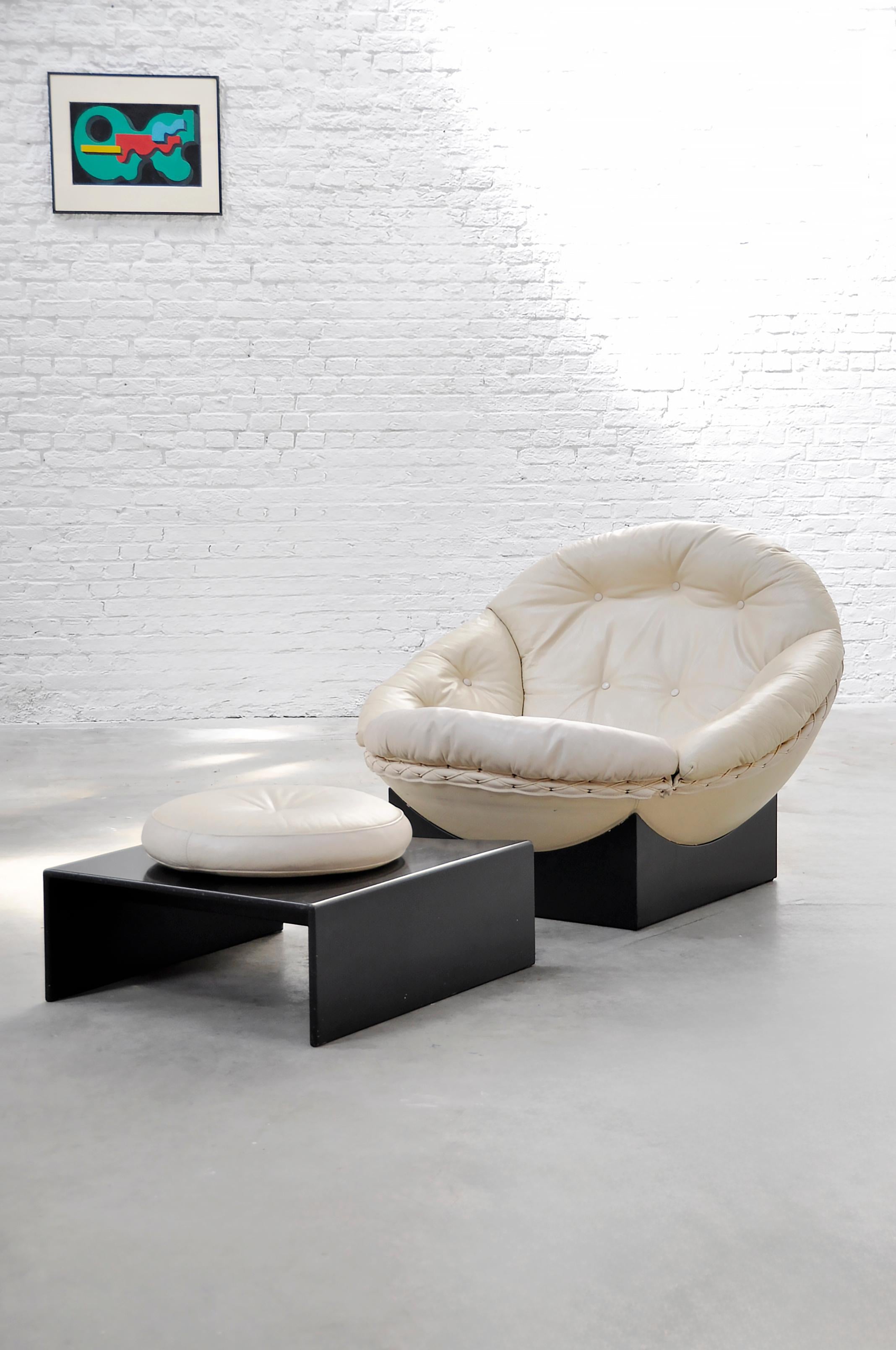 Illum Wikkelsø Silla de salón y otomana 