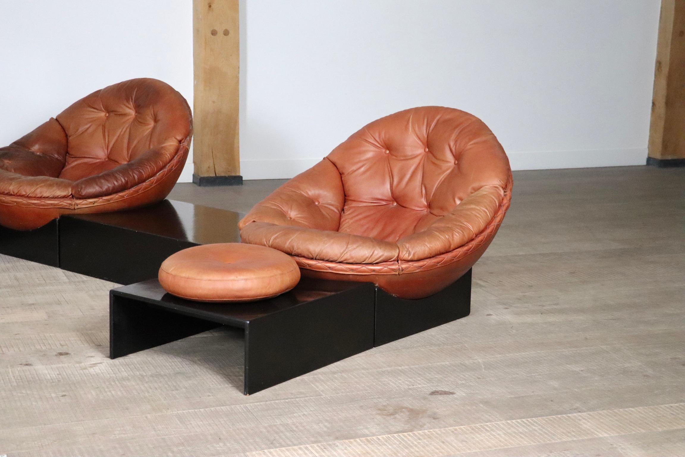 The Apollo set by renowned designer Illum Wikkelsø in an extraordinary large set. The set consist of four seats, two ottomans with two pillows, two middle pieces and a corner piece.

The combination of black lacquered wooden frames with straight