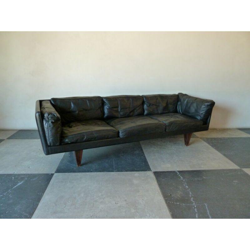 Dreisitzer-Sofa Illum Wikkelso aus schwarzem Leder und Palisanderholz, Modell V11. Dieses Sofa ist mit originalem patiniertem Leder bezogen und besteht aus einem Massivholzrahmen mit den charakteristischen pyramidenförmigen Beinen aus