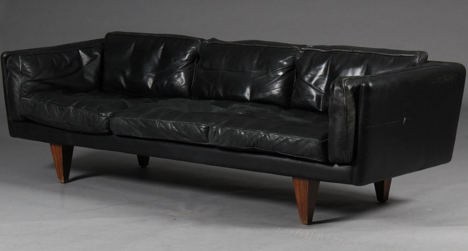 Illum Wikkelsø Black Leather and Rosewood Three-Seater Sofa For Sale 4