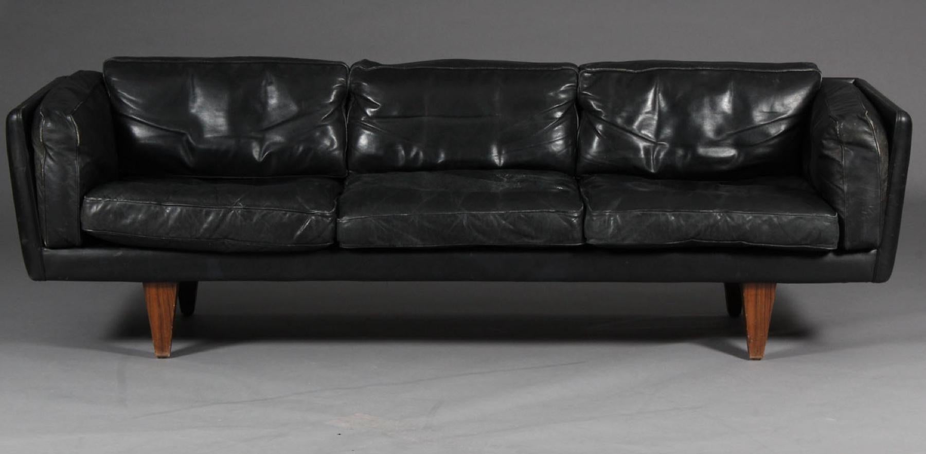 Illum Wikkelsø Black Leather and Rosewood Three-Seater Sofa In Good Condition For Sale In Scottsdale, AZ