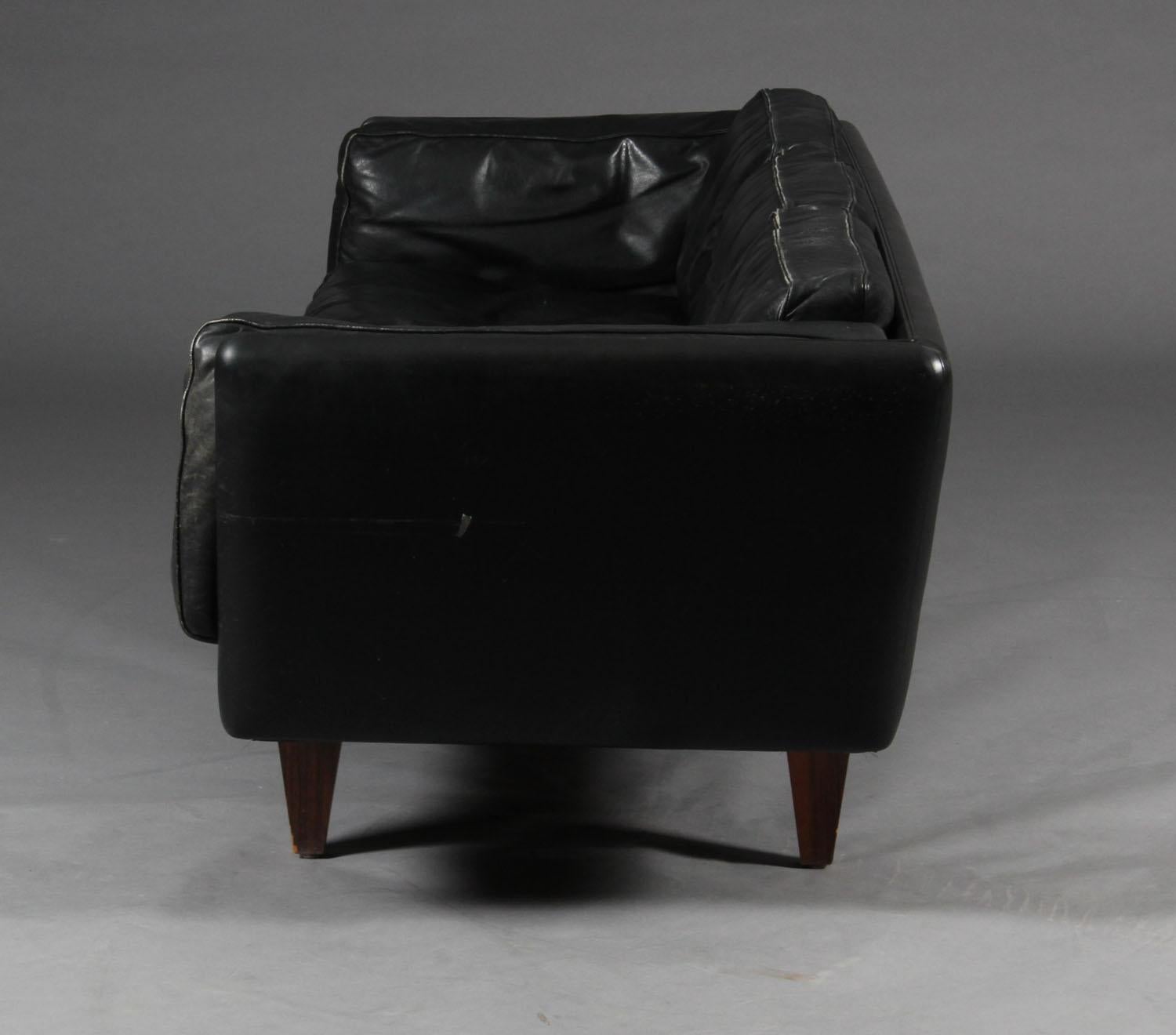 Illum Wikkelsø Dreisitziges Sofa aus schwarzem Leder und Palisanderholz im Angebot 2
