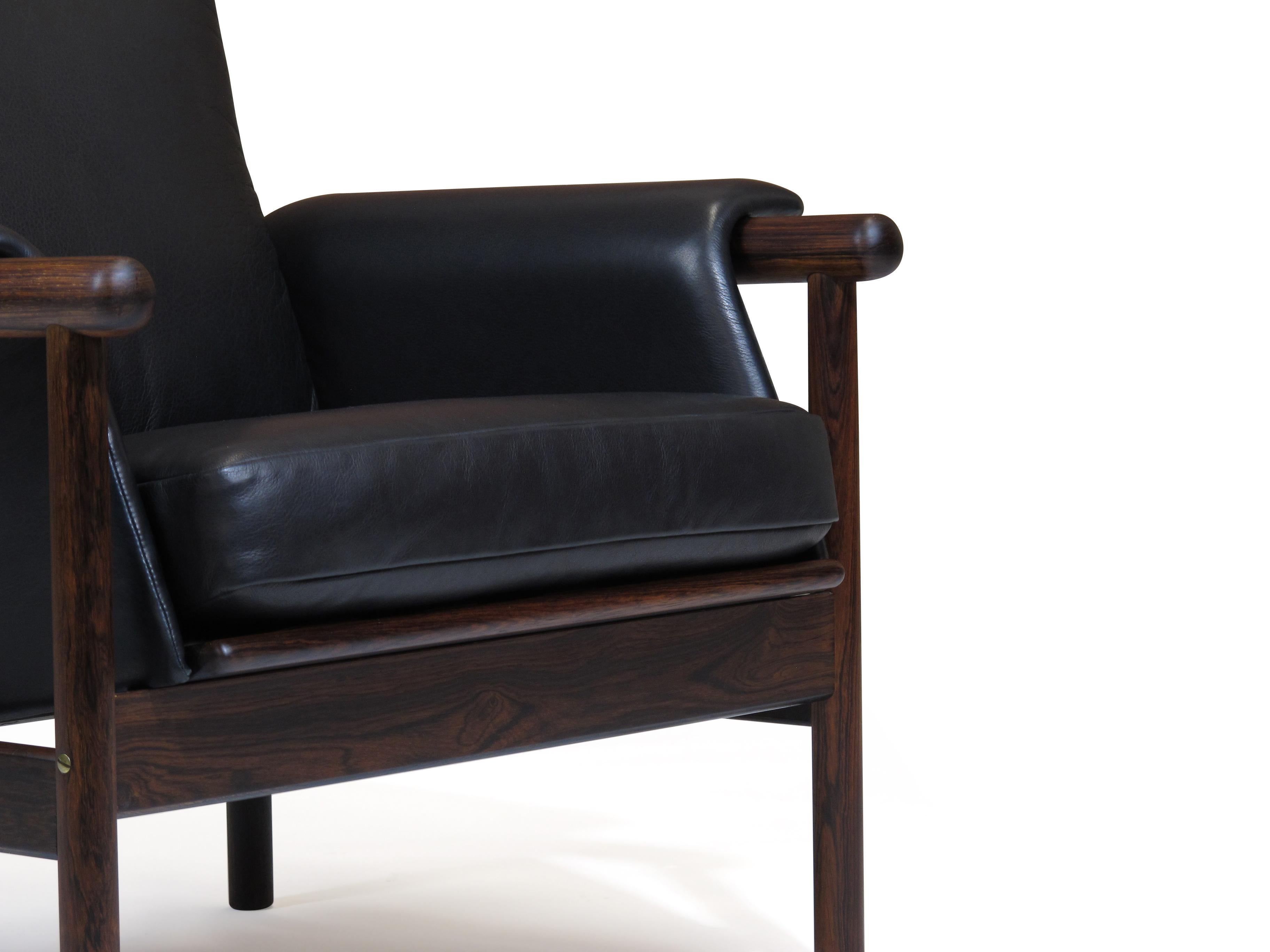 Oiled Illum Wikkelsø by Koefoed's Møbelfabrik Wiki Rosewood Black Leather Lounge Chair