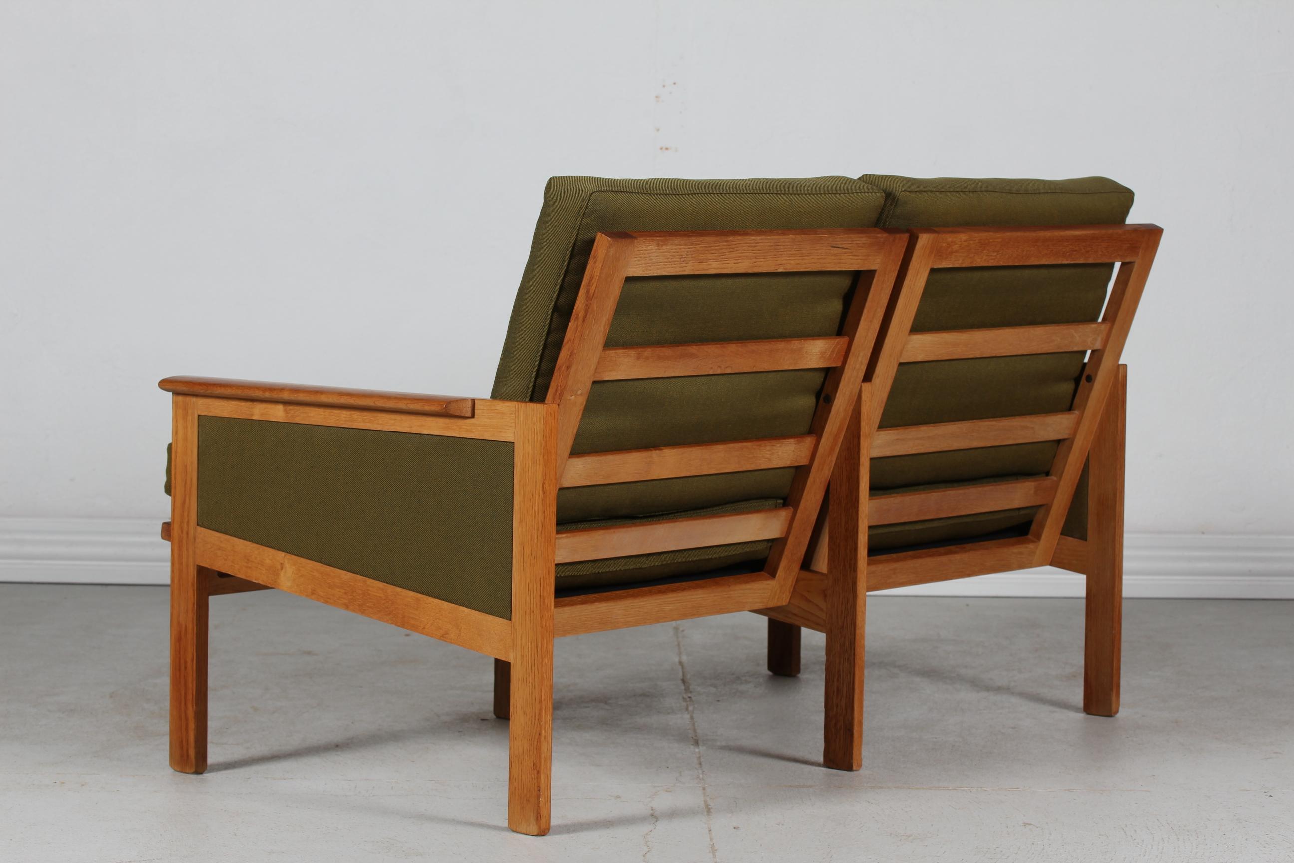 Illum Wikkelsø Sofá Capella de roble + cojines verdes Niels Eilersen Dinamarca Años 60 Danés en venta