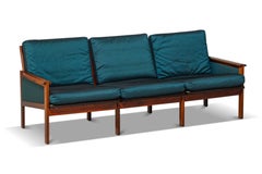 Illum Wikkelsø Sofá de tres plazas "Capella" de palisandro + lana de piel de tiburón azul