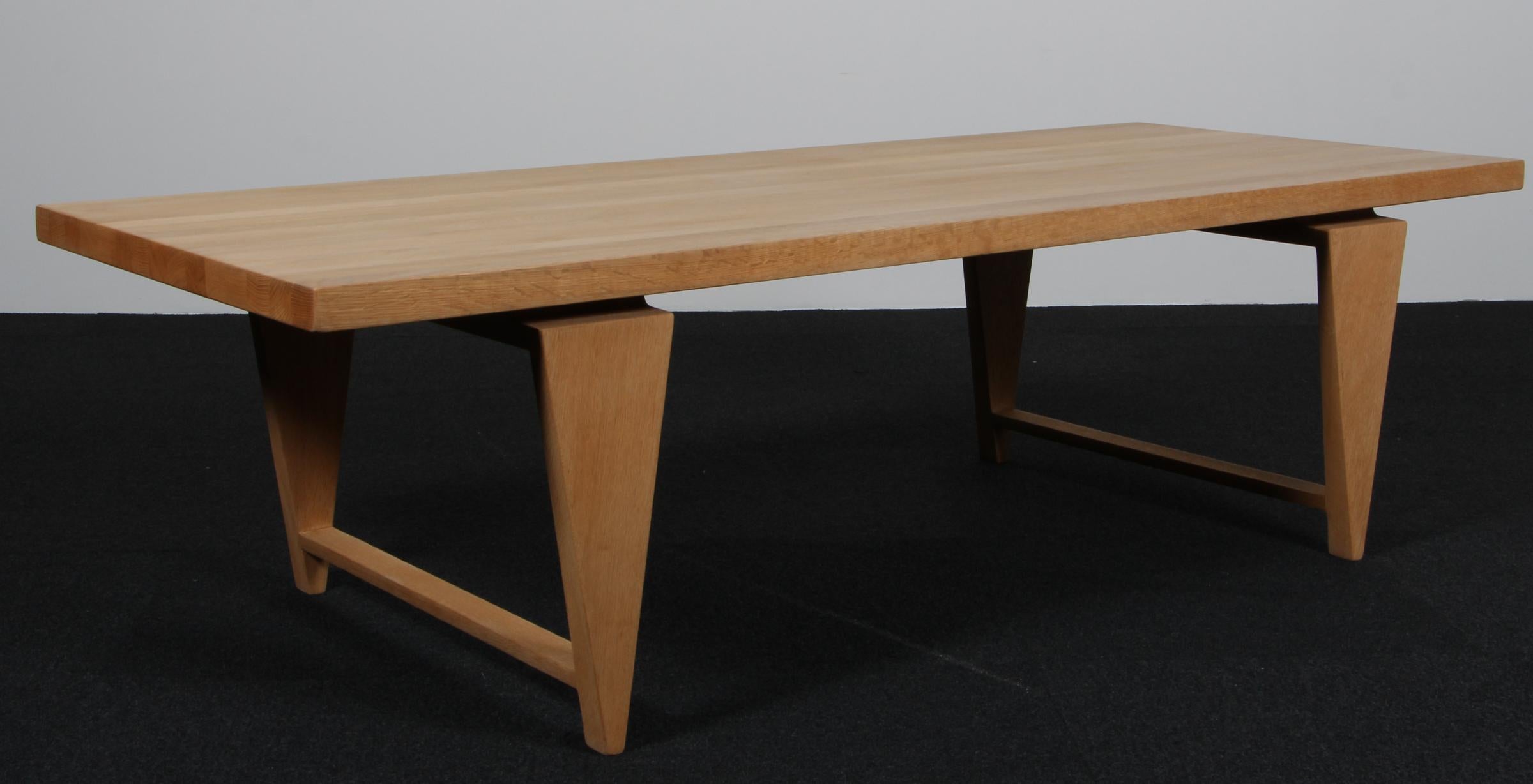 Illum Wikkelsø Couchtisch aus massiver, seifenbehandelter Eiche.

Hergestellt von Mikael Laursen, Århus.