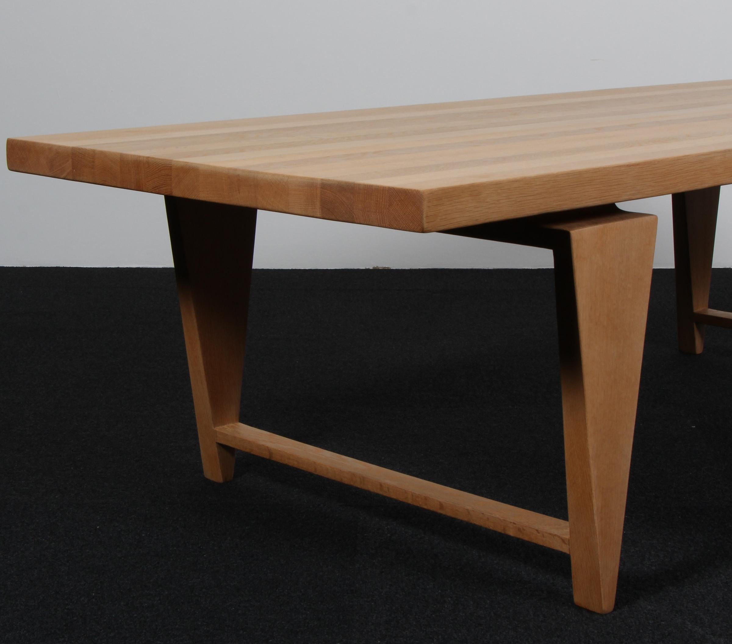 Illum Wikkelsø Coffee Table in oak In Excellent Condition For Sale In Esbjerg, DK