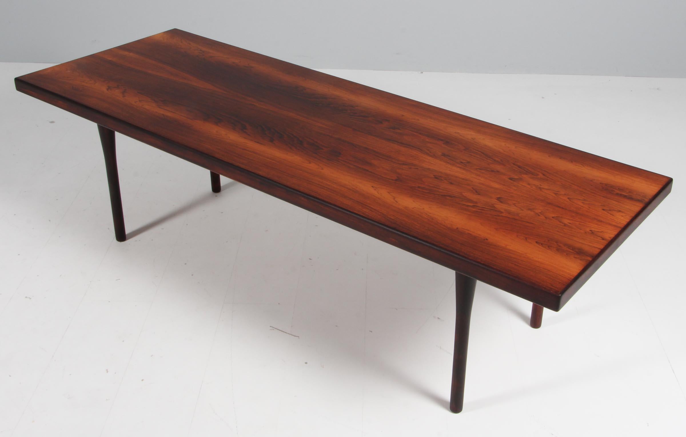 Illum Wikkelsø coffee table veneered in rosewood.

Tapered solid rosewood legs.

Great condition, legs can be removed for easy and secure shipping.