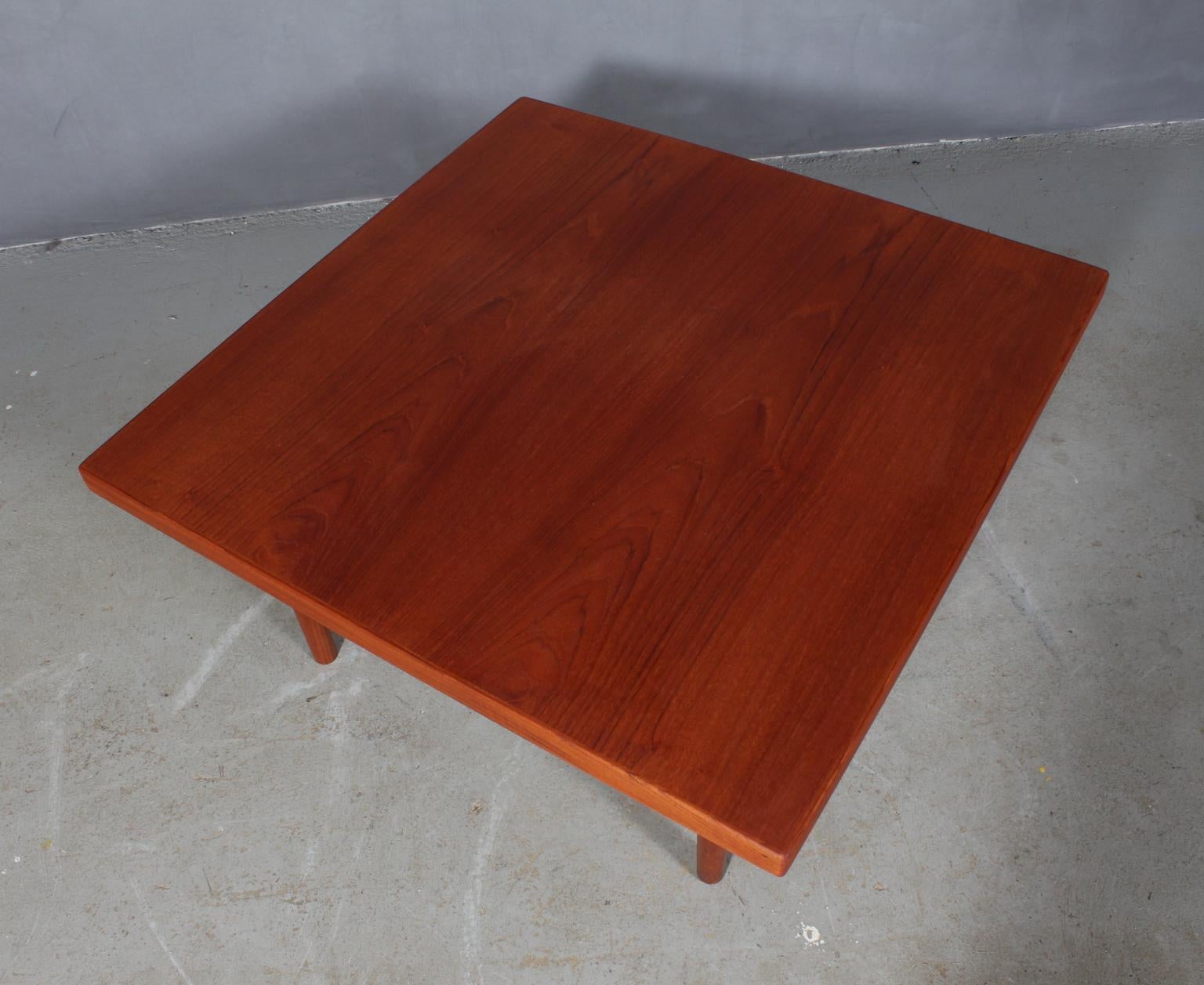 Illum Wikkelsø coffee table veneered in teak.

Tapered solid teak legs.

Great condition, legs can be removed for easy and secure shipping.

Made by Søren Willadsen.