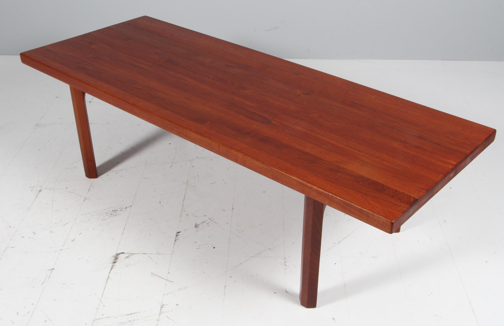 Table basse Wikkelsø d'Illum en teck massif.

Fabriqué par Mikael Laursen, Århus.