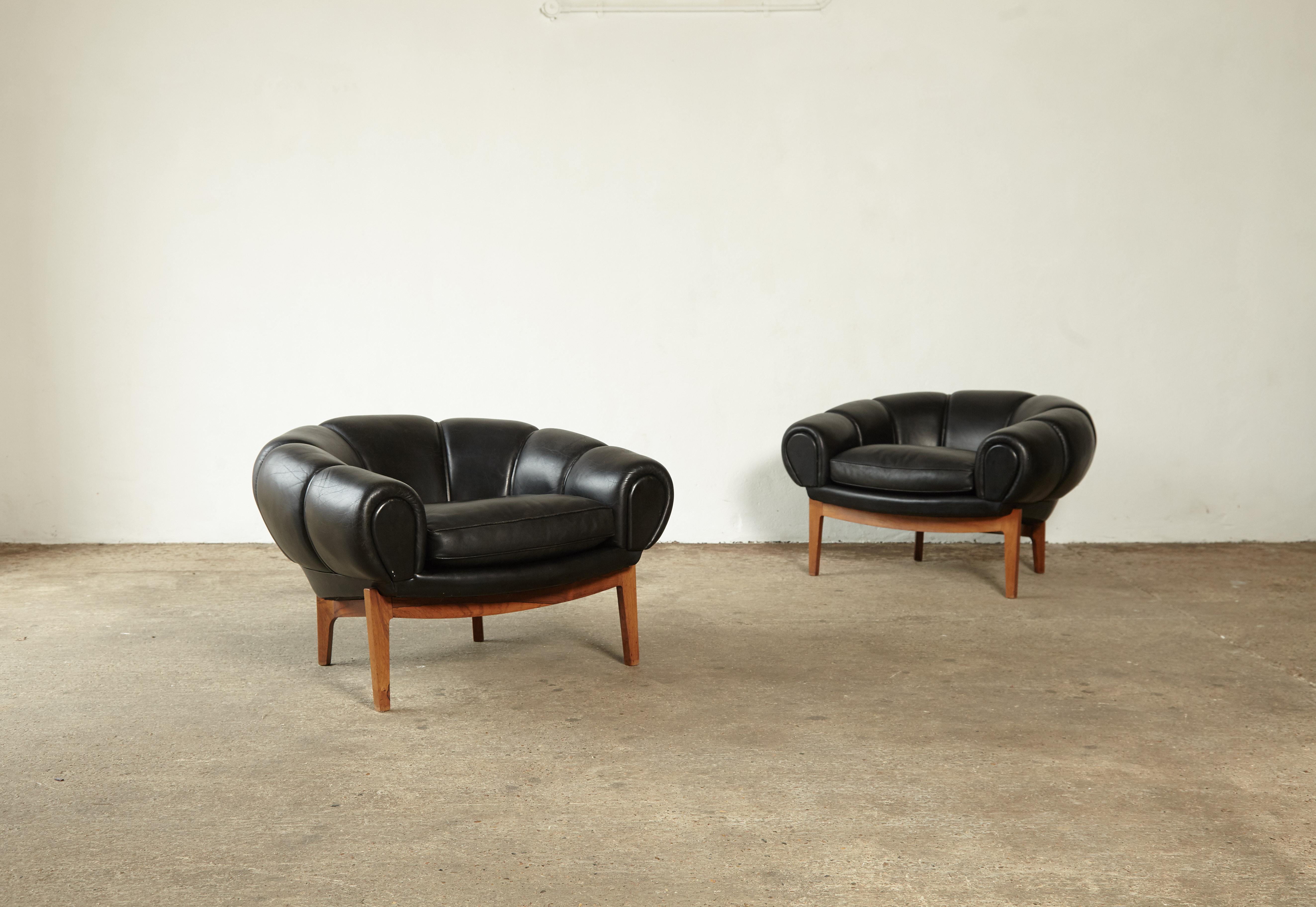 A very rare pair of Illum Wikkelsø Croissant Chairs Produced by Holger Christiansen, Denmark, 1950s. Rosewood frames and original black leather. Good vintage condition with some signs of use and wear.


  
   