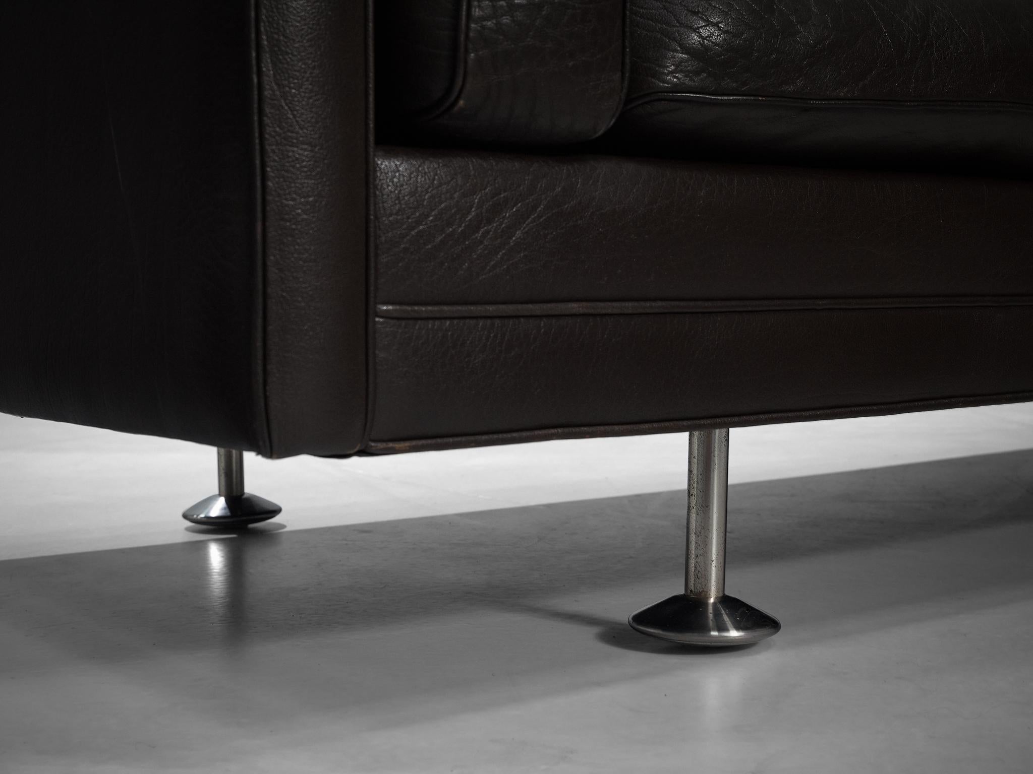 Illum Wikkelsø, canapé, cuir, acier inoxydable, Danemark, années 1960. 

Canapé en cuir noir du designer danois Illum Wikkelsø. Ce canapé a un design cubique. L'extérieur étroit et propre est complété par un intérieur doux et confortable. Les quatre