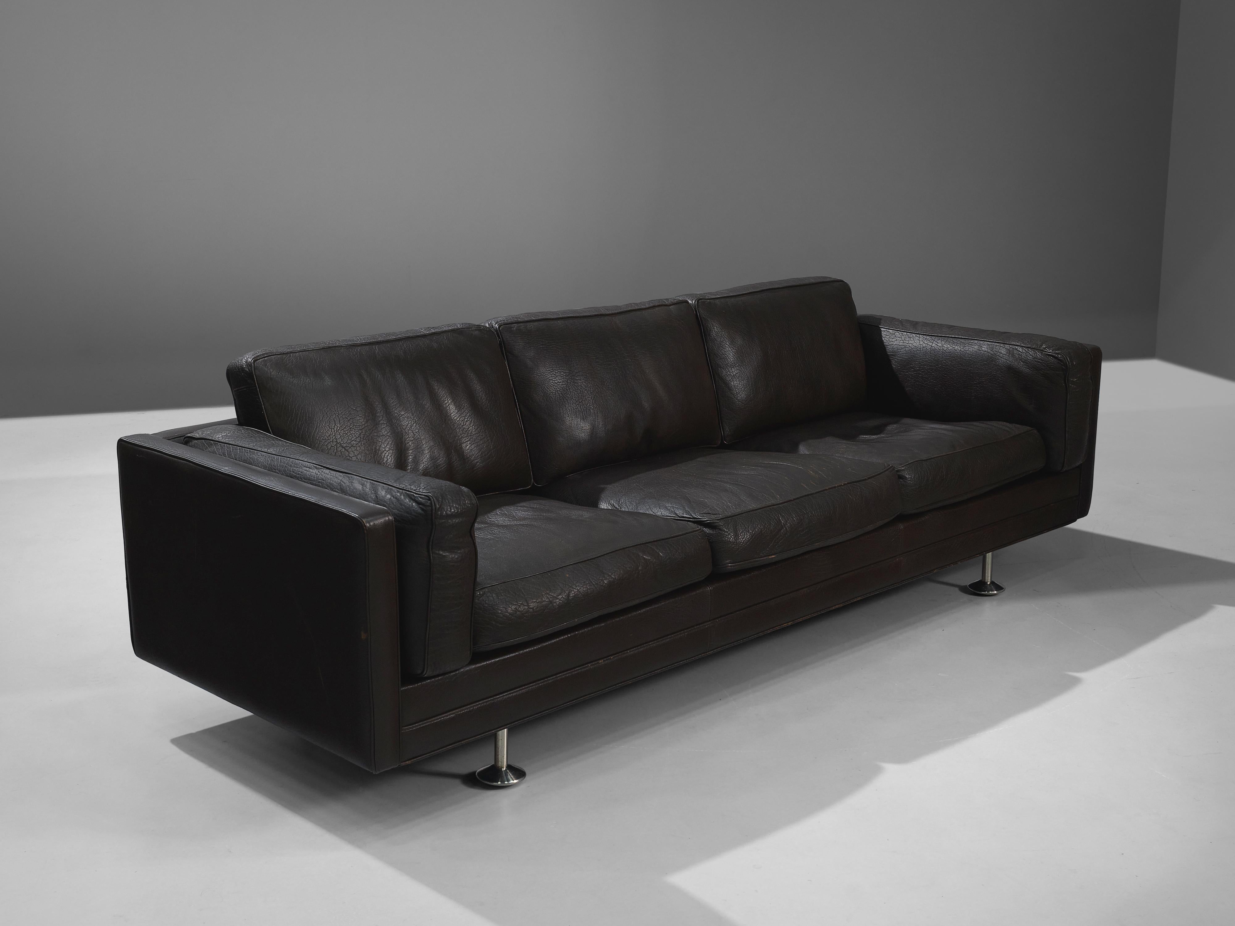 Illum Wikkelsø, sofa, leather, stainless steel, Denmark, 1960s. 

Sofa in black leather by Danish designer Illum Wikkelsø. This sofa has a cubic design. The tight and clean outside is complemented with a soft and comfortable inside. The four
