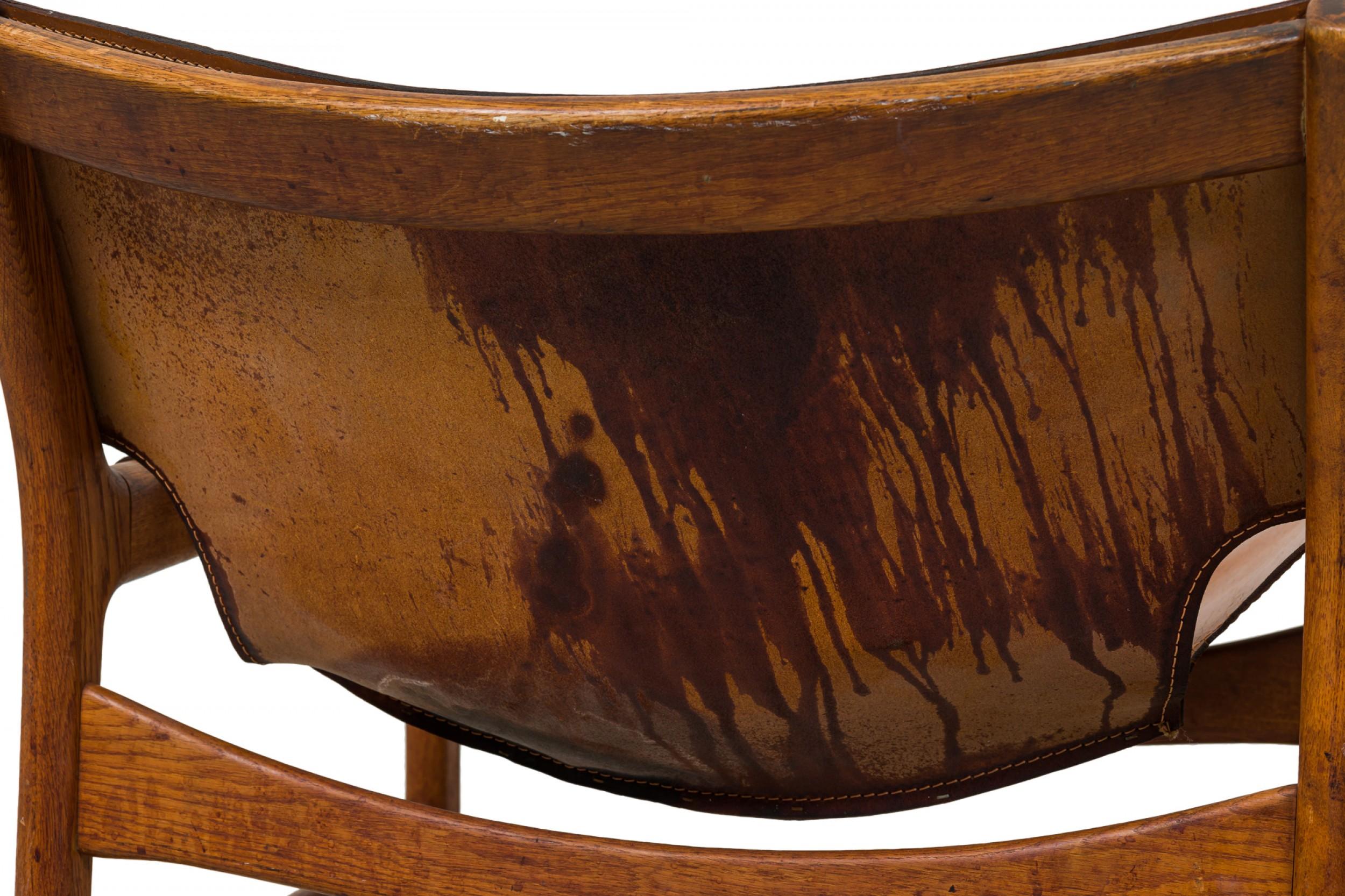 Illum Wikkelsø è una sedia da salotto danese in pelle caramello e legno di quercia dal design a fionda In condizioni buone in vendita a Queens, NY