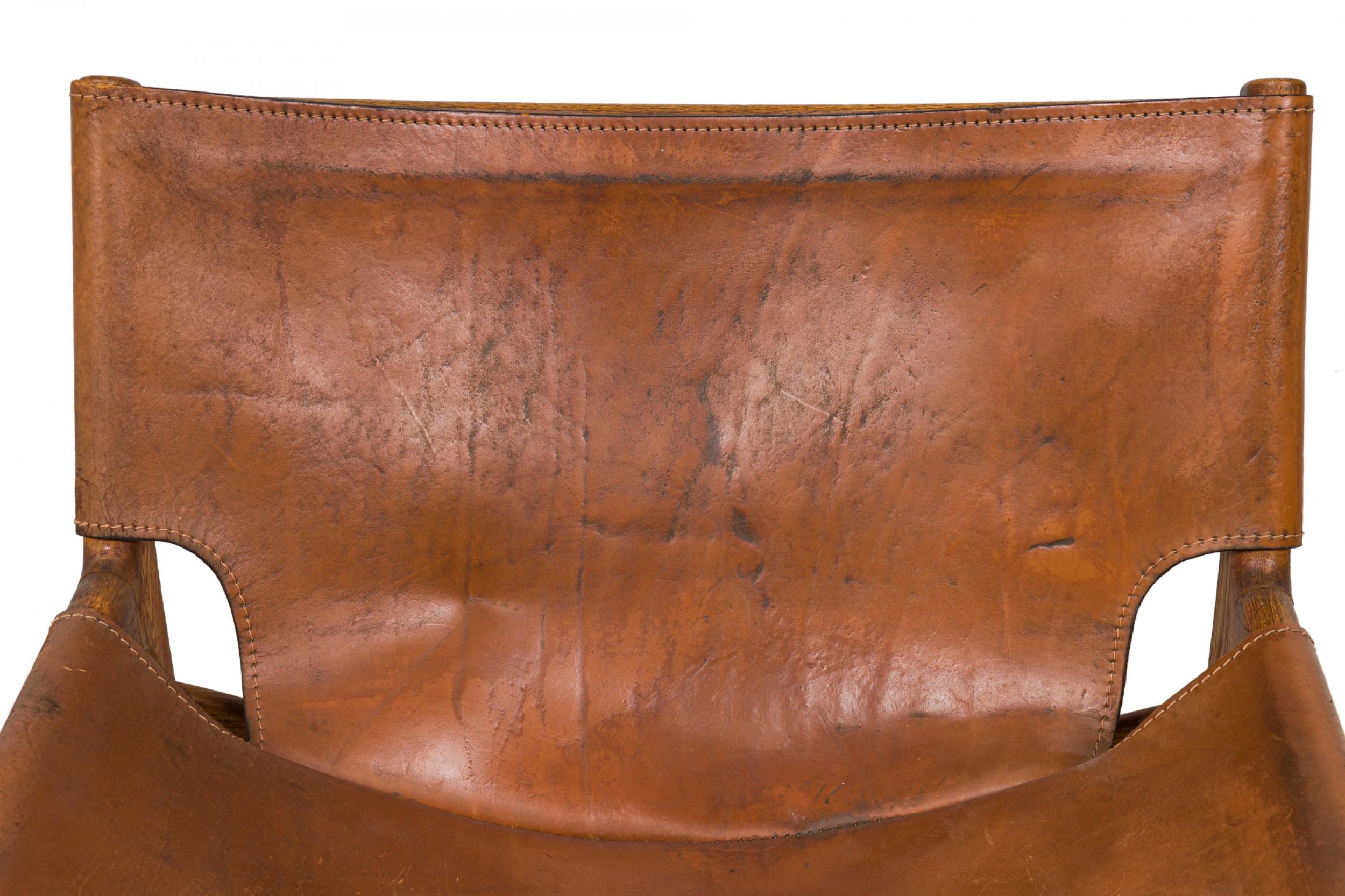 XX secolo Illum Wikkelsø è una sedia da salotto danese in pelle caramello e legno di quercia dal design a fionda in vendita