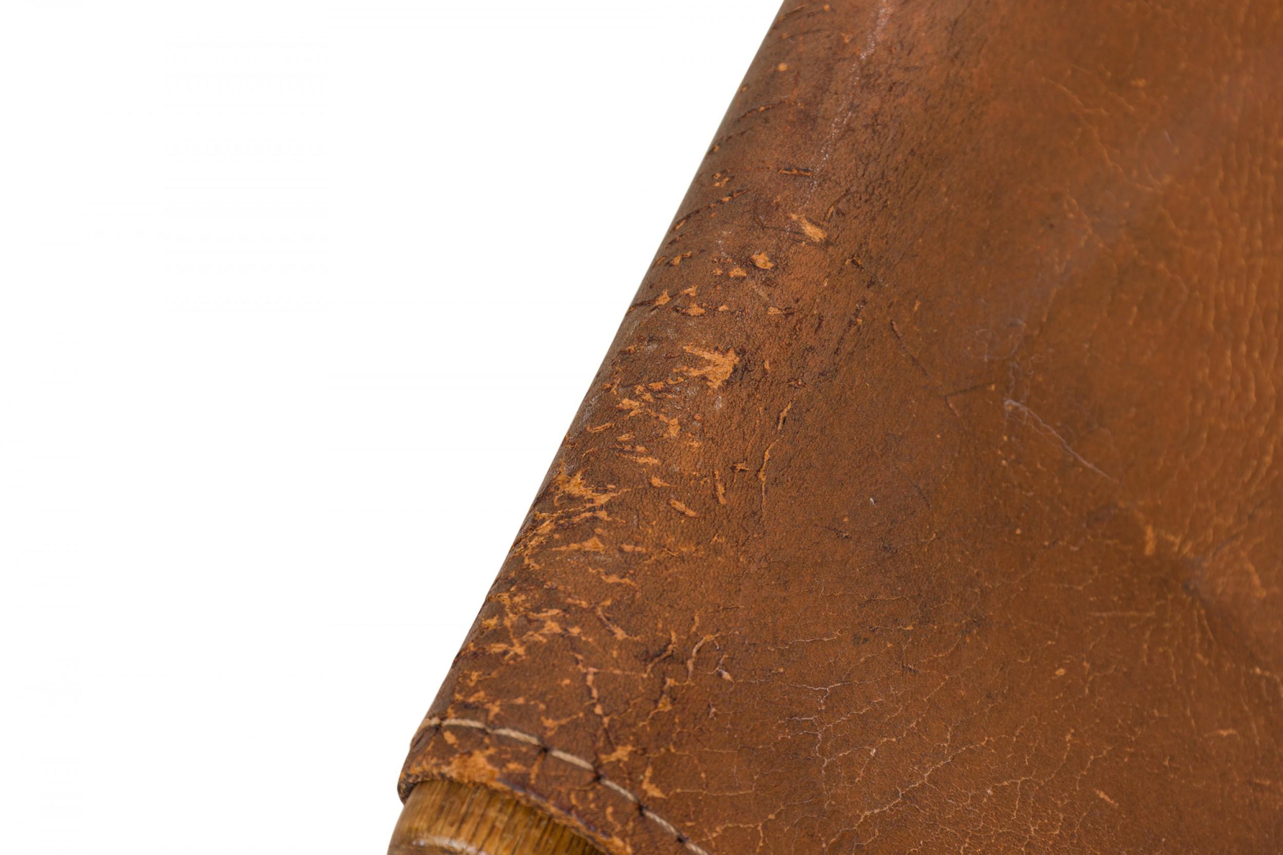 Pelle Illum Wikkelsø è una sedia da salotto danese in pelle caramello e legno di quercia dal design a fionda in vendita