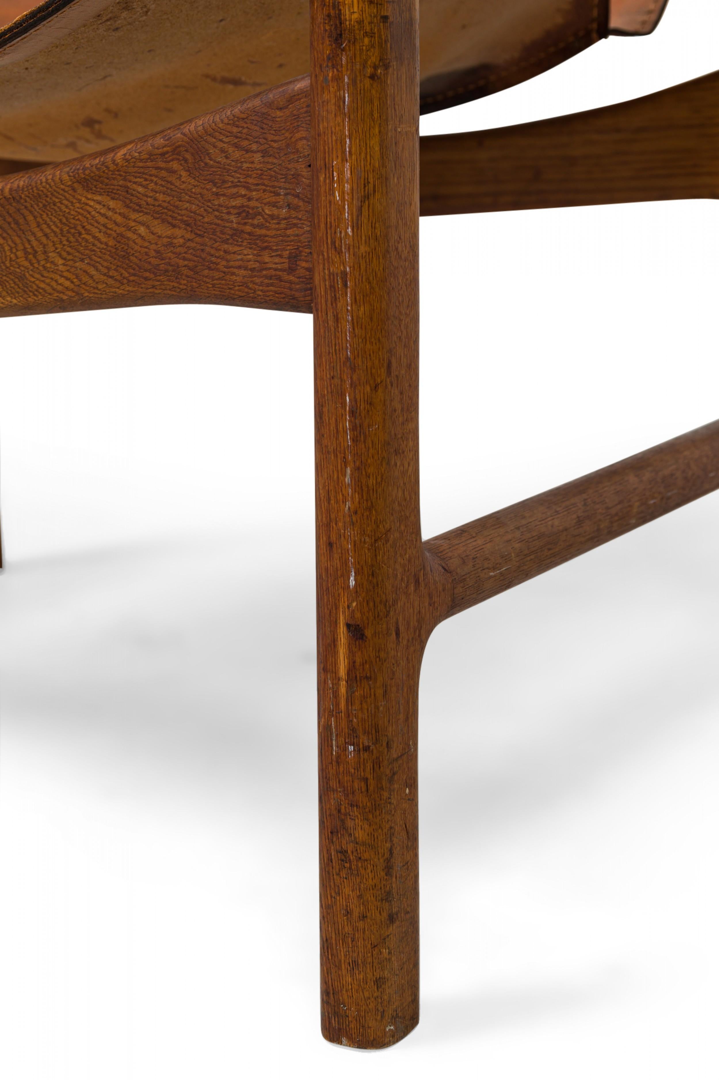 Illum Wikkelsø è una sedia da salotto danese in pelle caramello e legno di quercia dal design a fionda in vendita 1