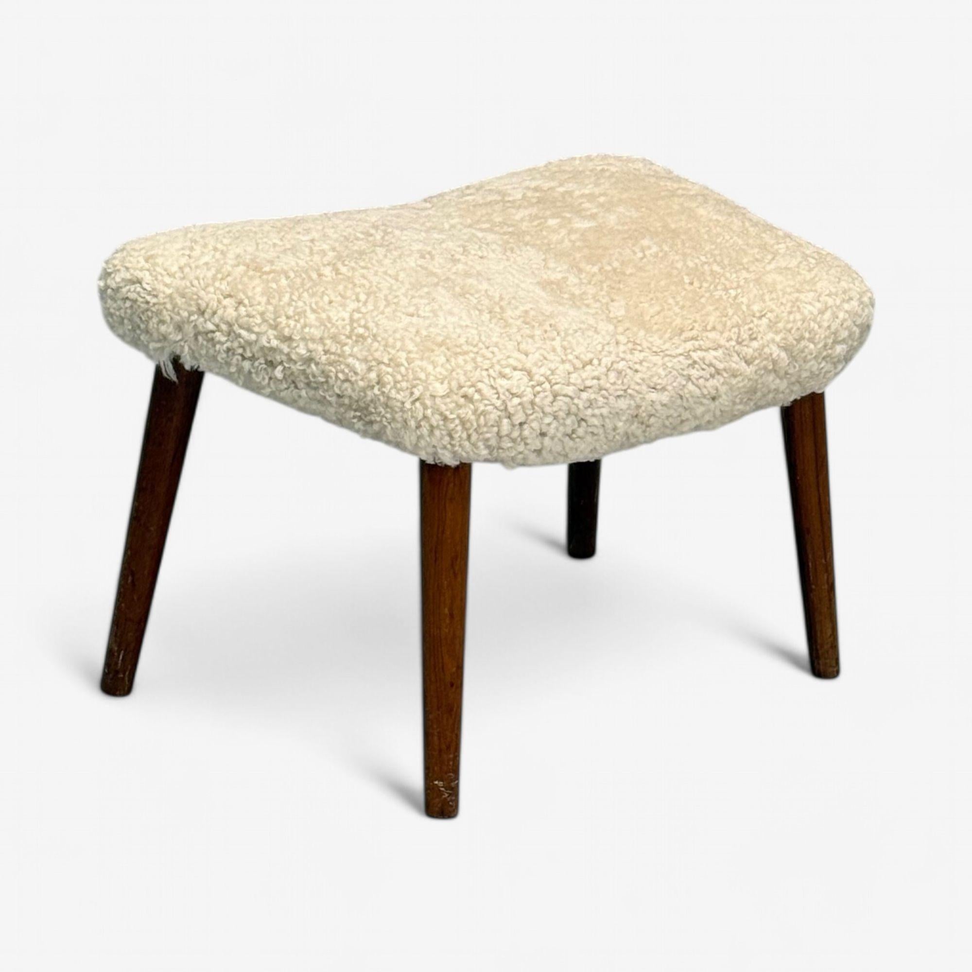 Illum Wikkelsø, Danish Mid-Century Modern Footstool or Ottoman, Beige Shearing, Rosewood, Denmark, 1950s

Danish modern footstool or ottoman by Illum Wikkelsø and produced in Denmark in the middle of the 20th century. Newly upholstered in genuine