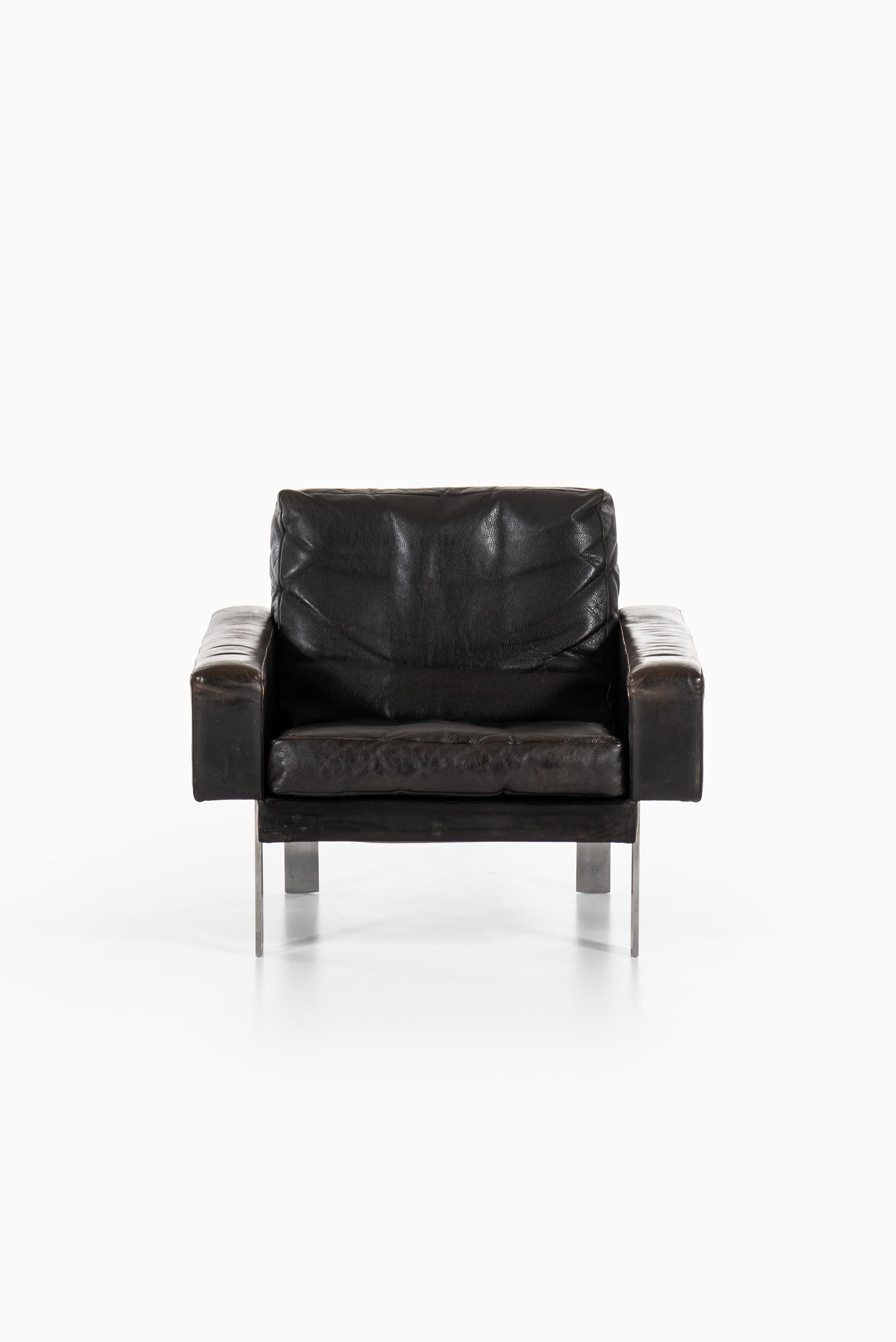 Very rare easy chair designed by Illum Wikkelsø. Produced by Michael Laursen in Denmark.