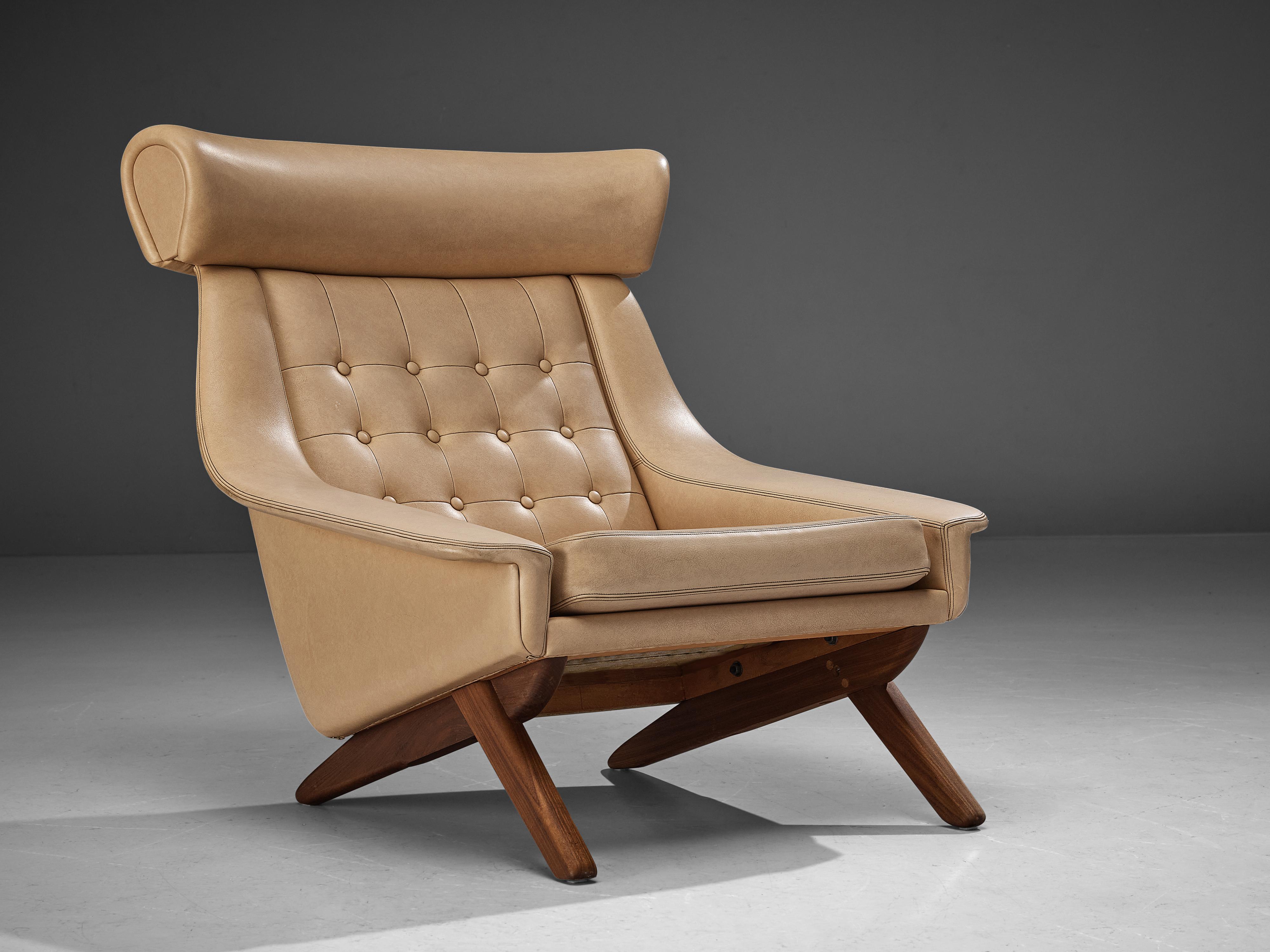 Illum Wikkelsø, lounge chair, leatherette, teak, Denmark 1960s

Well designed easy chair in beige leatherette upholstery by Danish designer Illum Wikkelsø. This 'Ox Chair' shows some interesting details. Like the wide and large headrest at the top