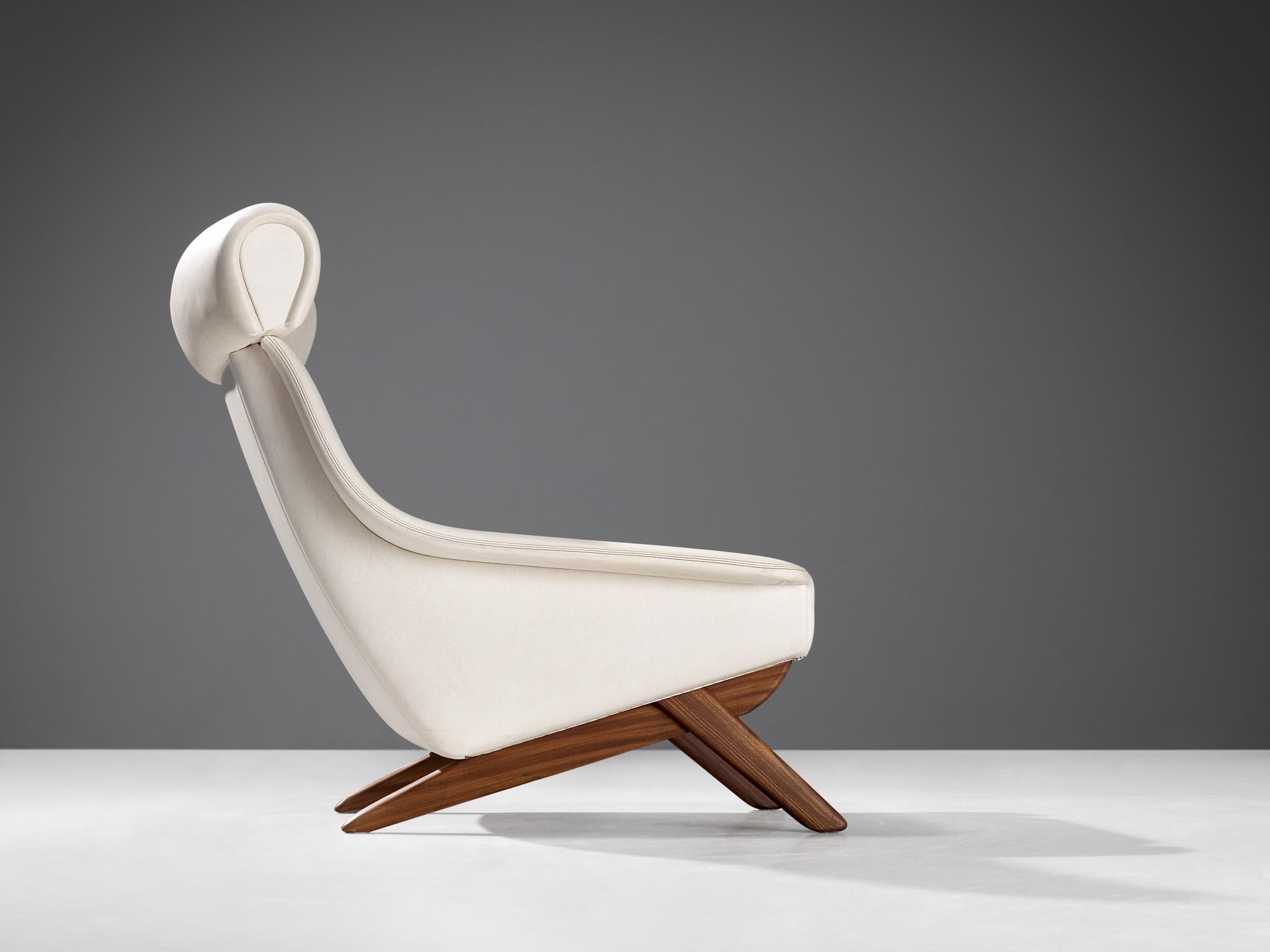 Illum Wikkelsø Easy Chair in Pearlescent White Leatherette and Teak  In Good Condition In Waalwijk, NL