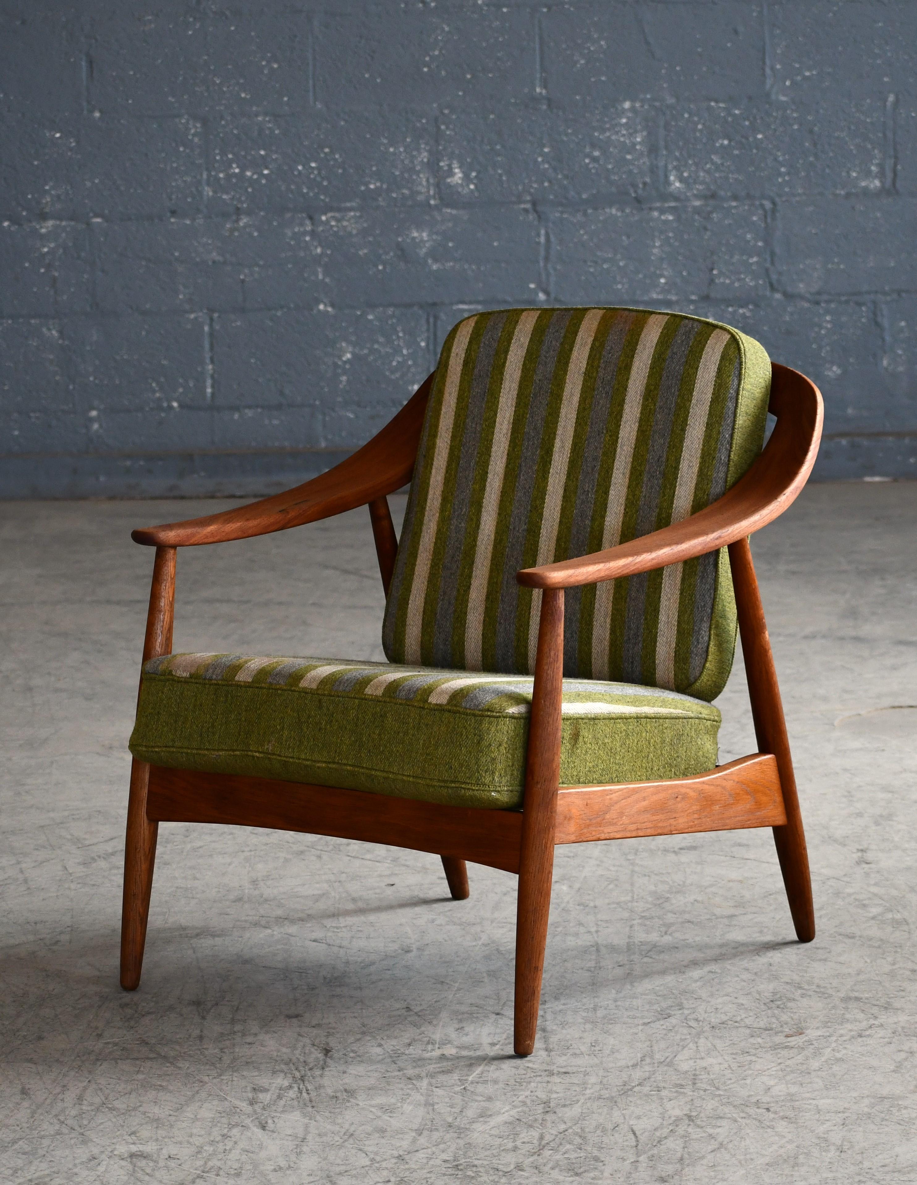 Scandinavian Modern Illum Wikkelsø Easy Chair In Teak and Oak for Søren Willadsen, Denmark 1950s For Sale