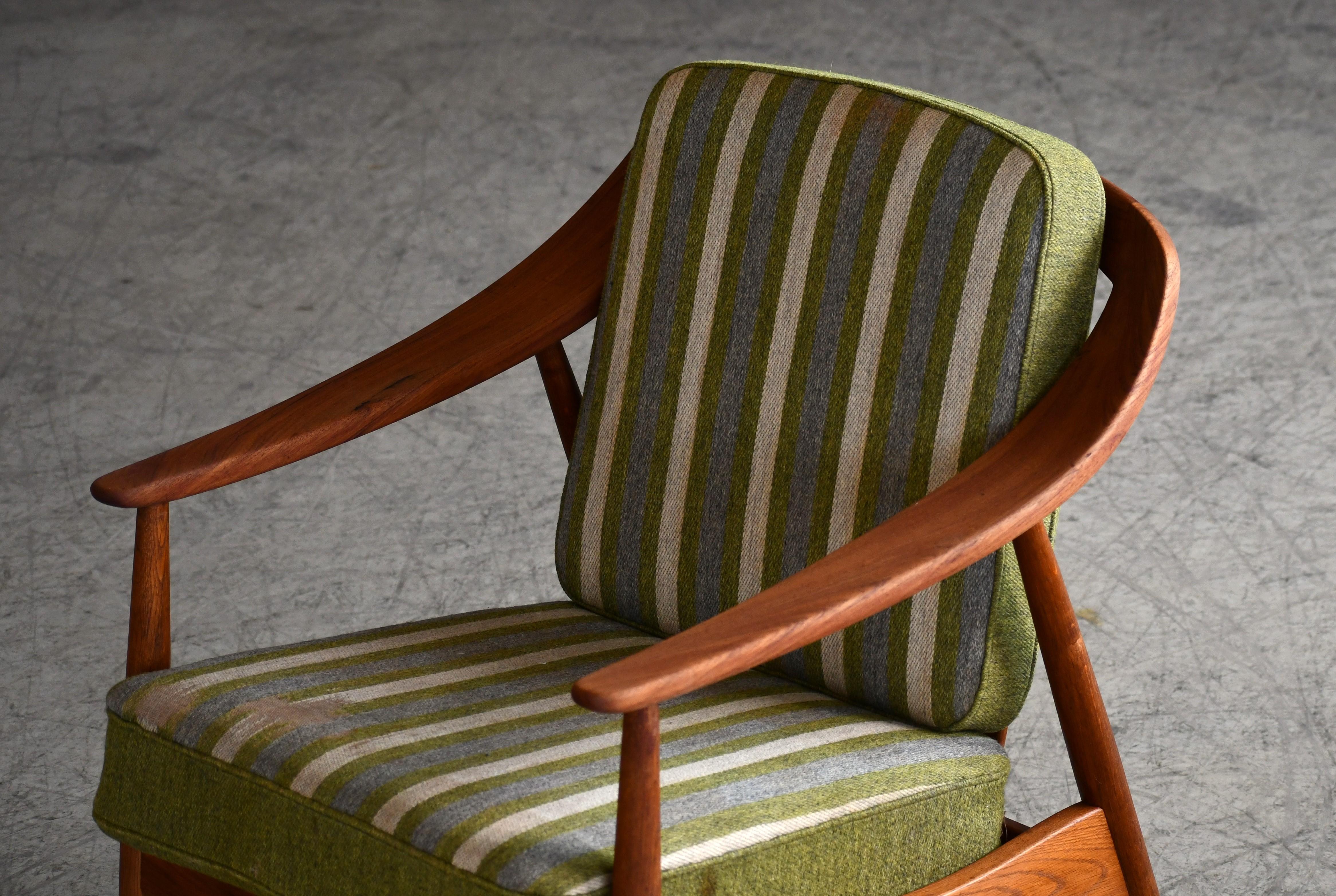 Danish Illum Wikkelsø Easy Chair In Teak and Oak for Søren Willadsen, Denmark 1950s For Sale