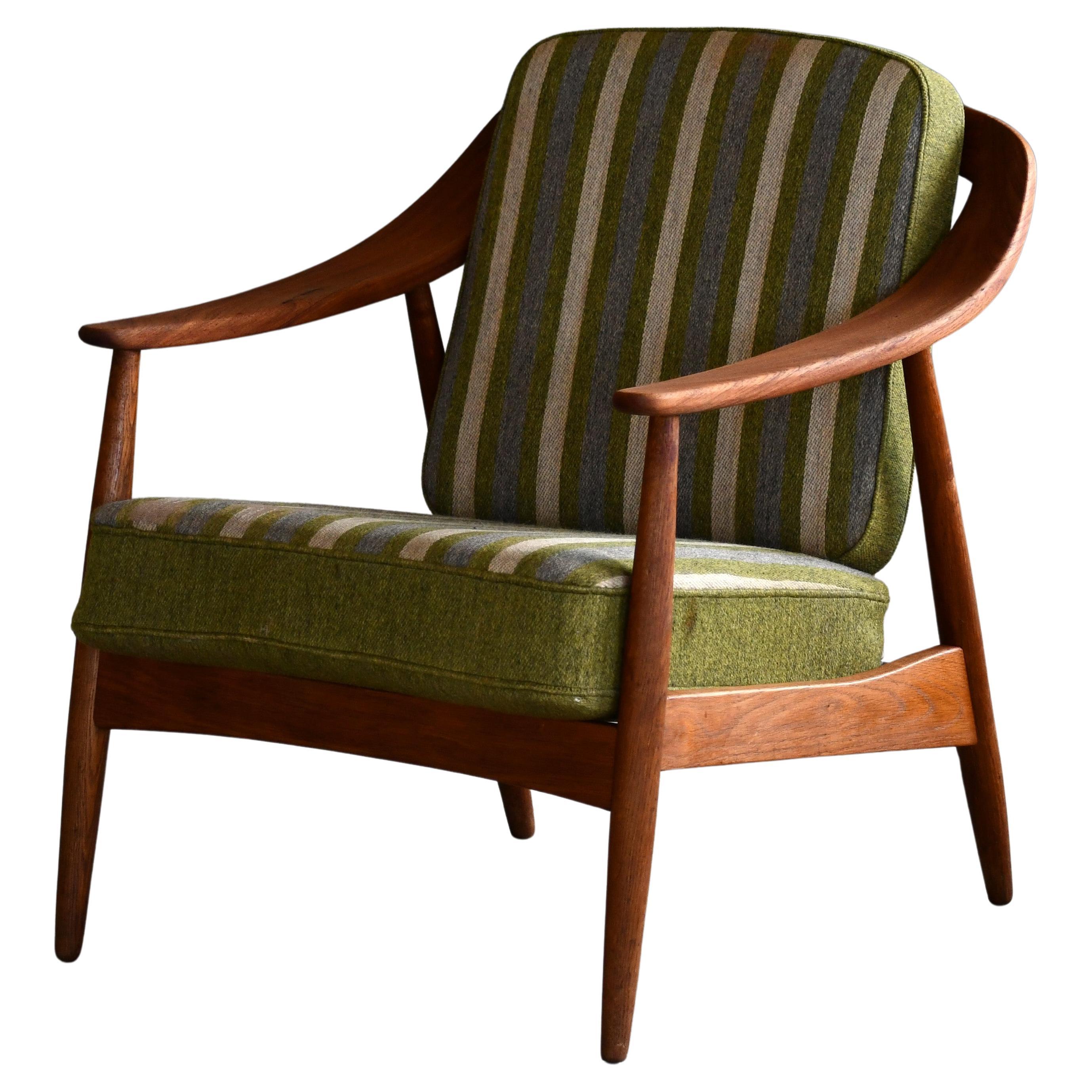 Illum Wikkelsø Easy Chair In Teak and Oak for Søren Willadsen, Denmark 1950s For Sale