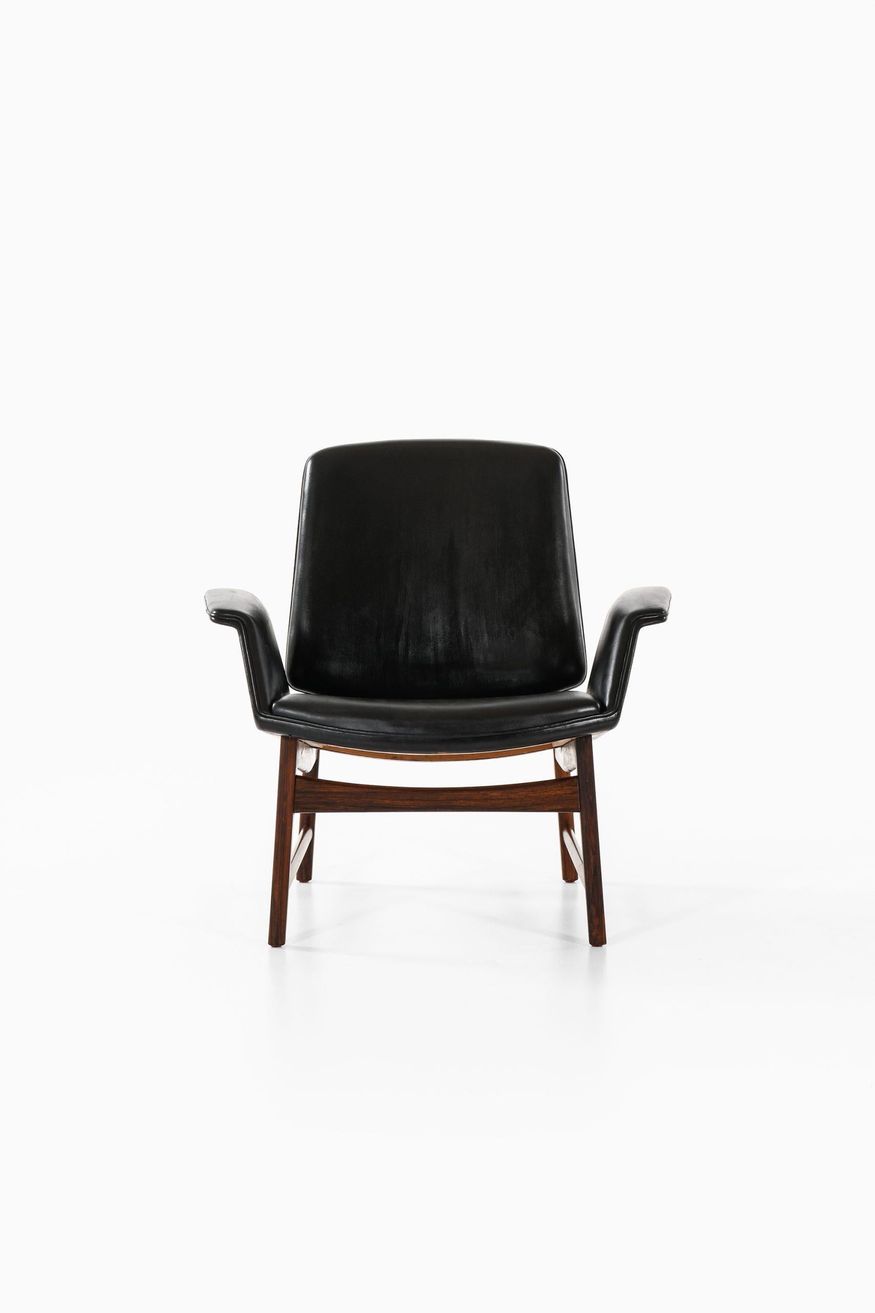Rare easy chair model 451 designed by Illum Wikkelsø. Produced by Aarhus Polstrermøbelfabrik in Denmark.