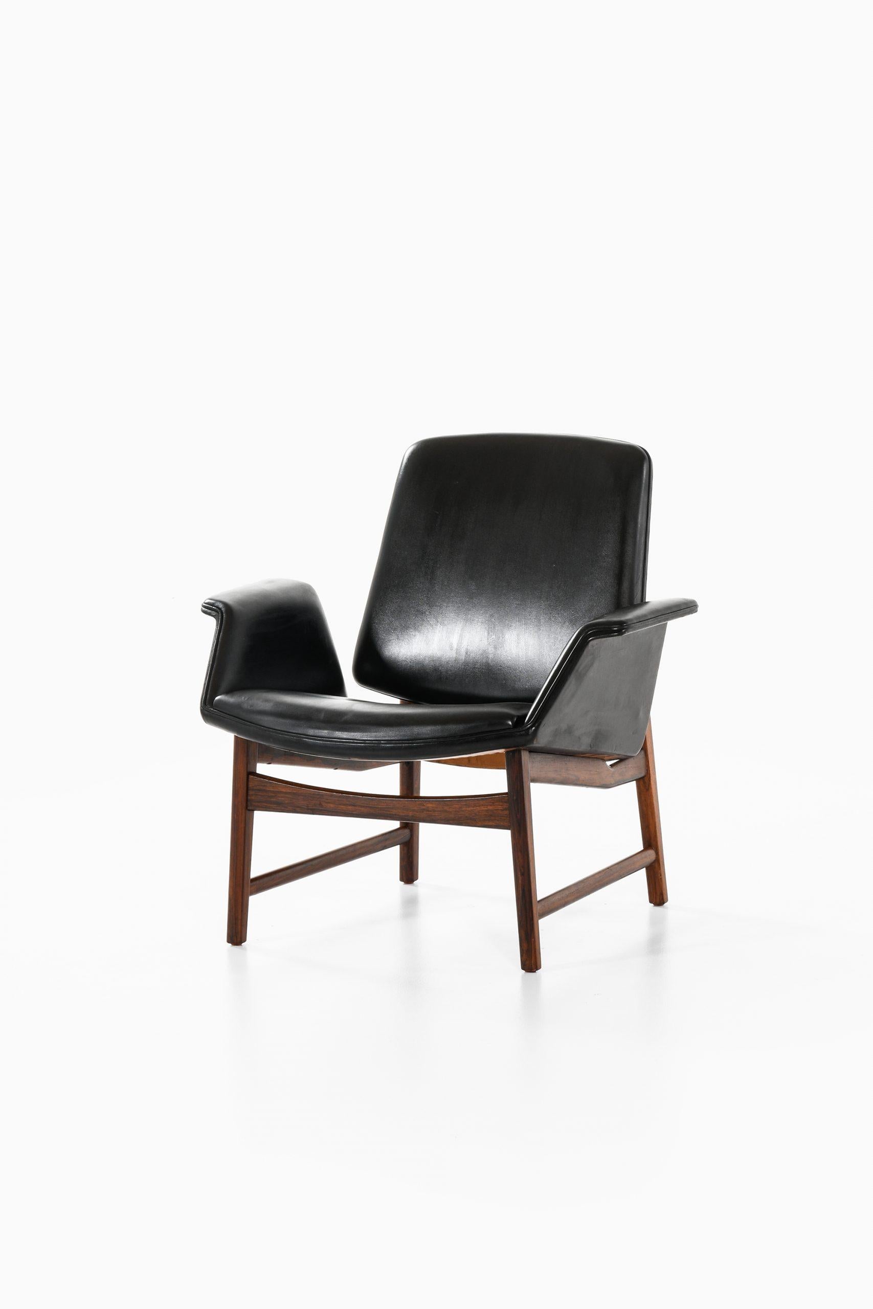 Scandinavian Modern Illum Wikkelsø Easy Chair Model 451 by Aarhus Polstrermøbelfabrik in Denmark For Sale