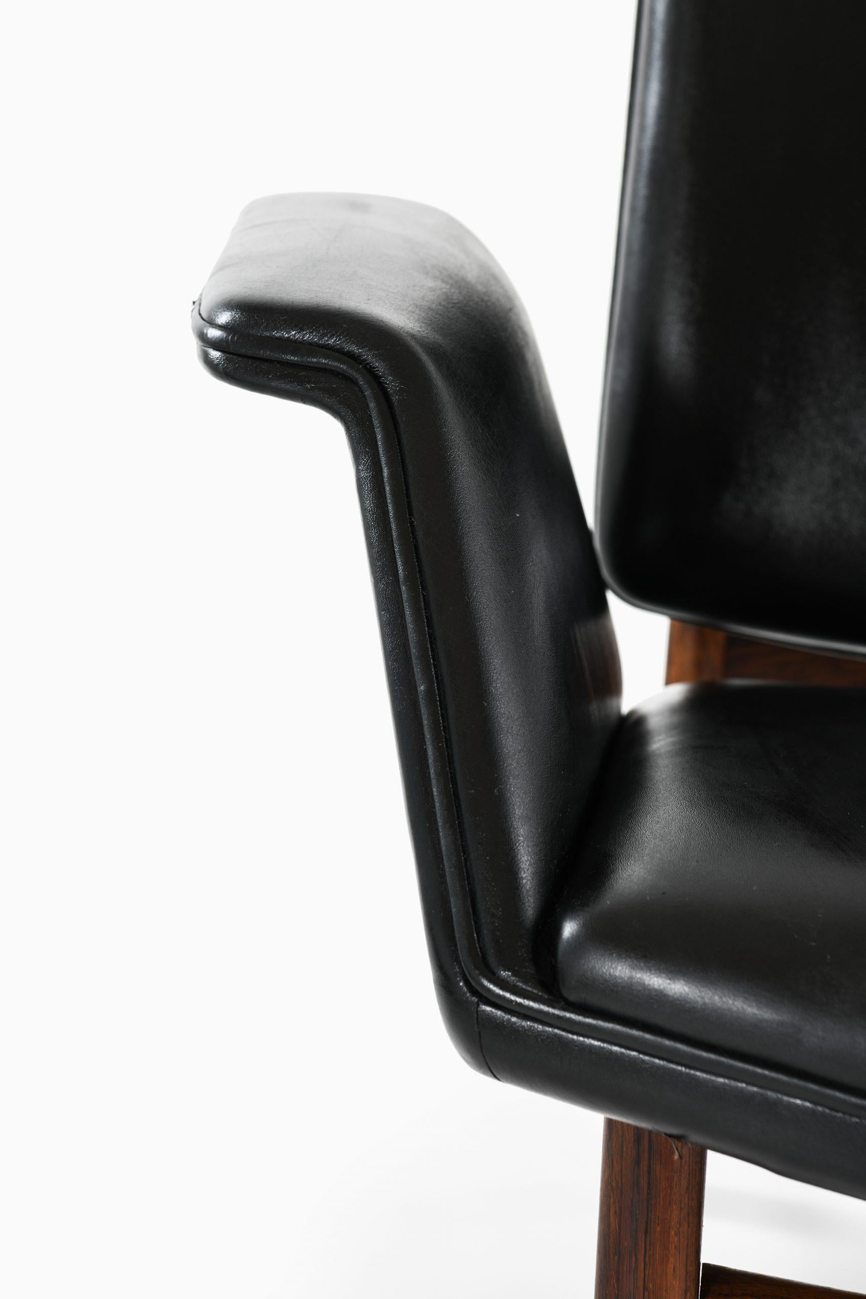 Illum Wikkels Easy Chair Modell 451 von Aarhus Polstrermbelfabrik in Dänemark (Dänisch) im Angebot