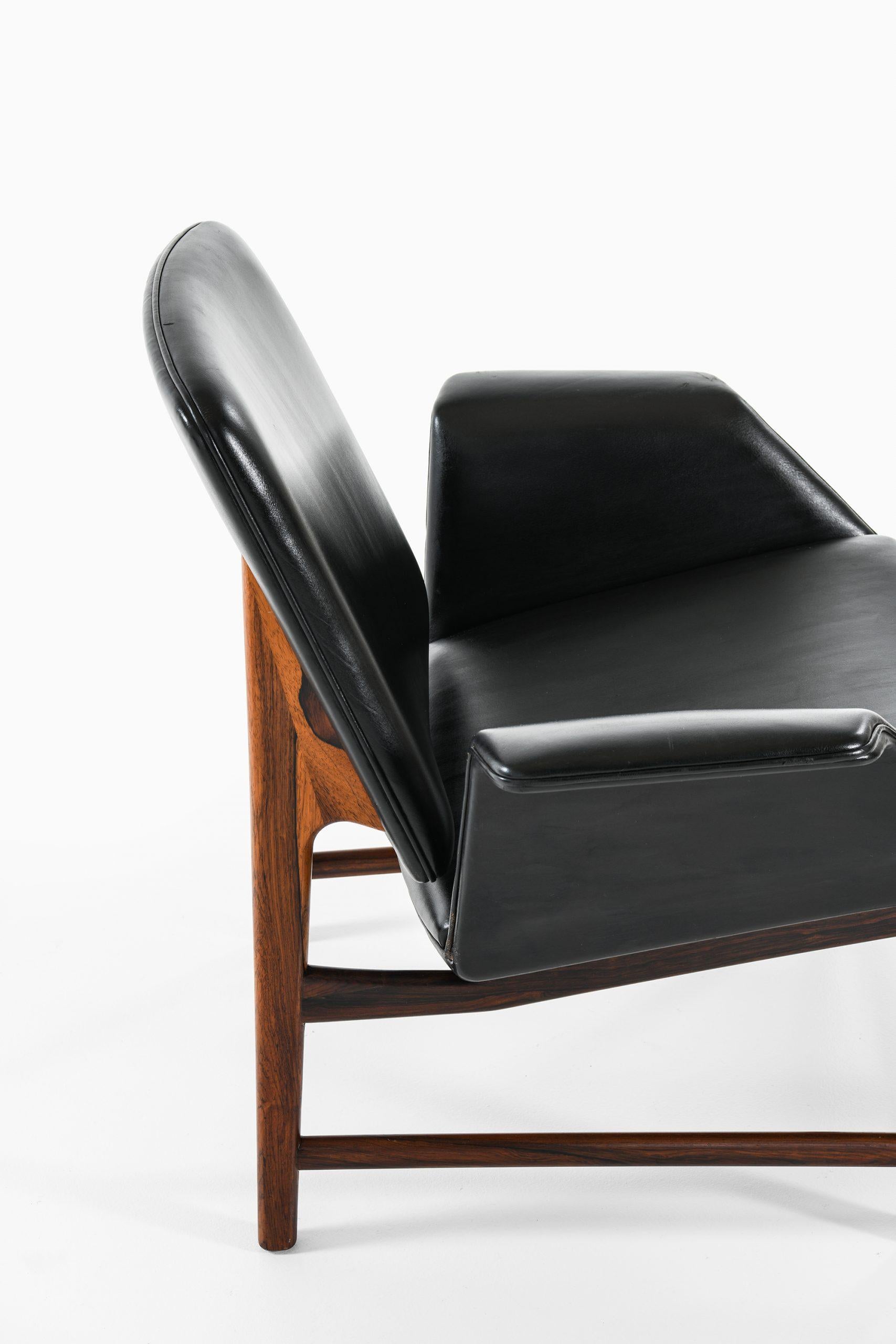 Mid-20th Century Illum Wikkelsø Easy Chair Model 451 by Aarhus Polstrermøbelfabrik in Denmark For Sale