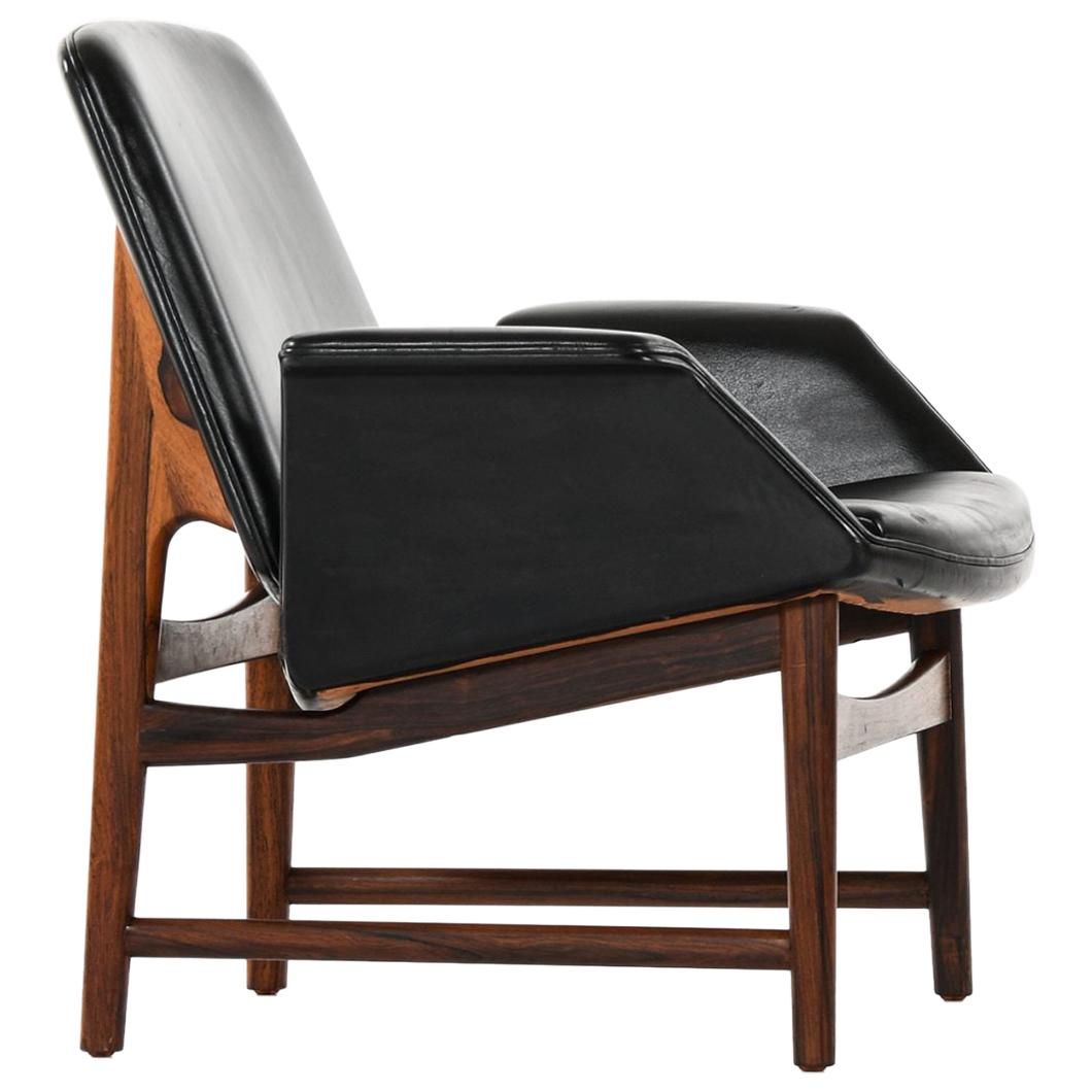 Illum Wikkelsø Easy Chair Model 451 by Aarhus Polstrermøbelfabrik in Denmark For Sale