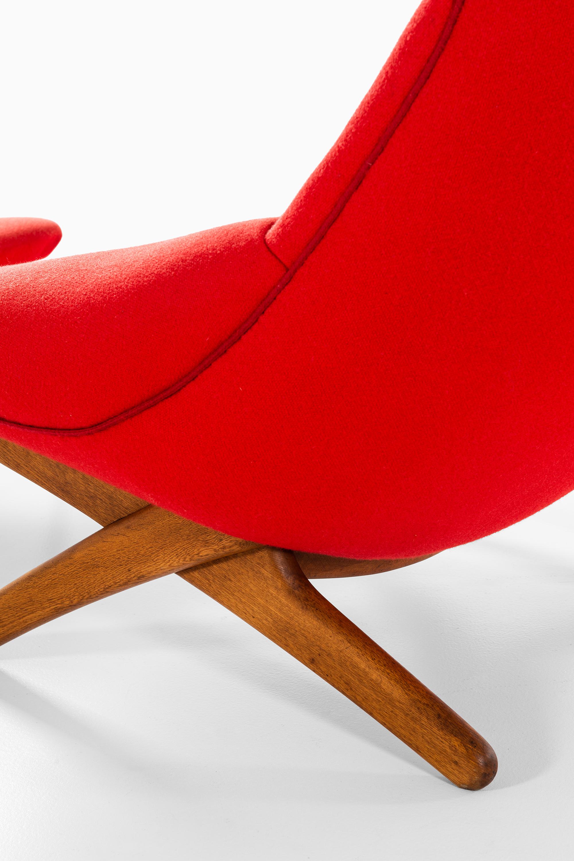 Mid-20th Century Illum Wikkelsø Easy Chair Model ML-91 with Stool Produced by Michael Laursen For Sale