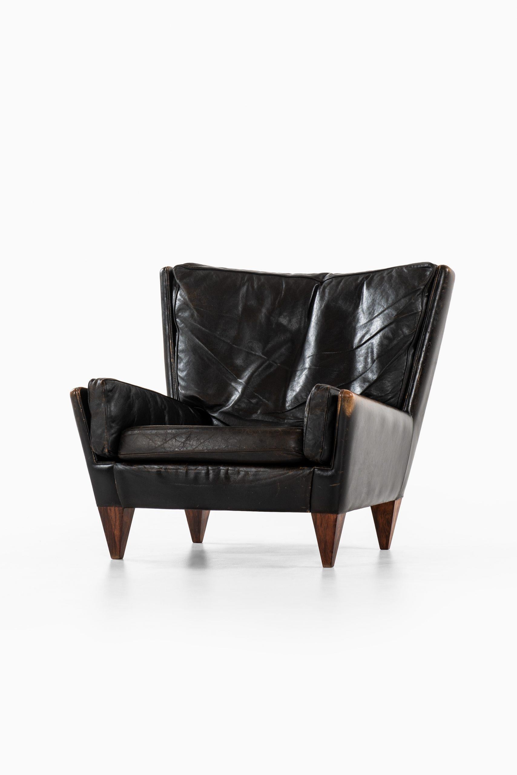 Very rare easy chair model V11 designed by Illum Wikkelsø. Produced by Holger Christiansen in Denmark.