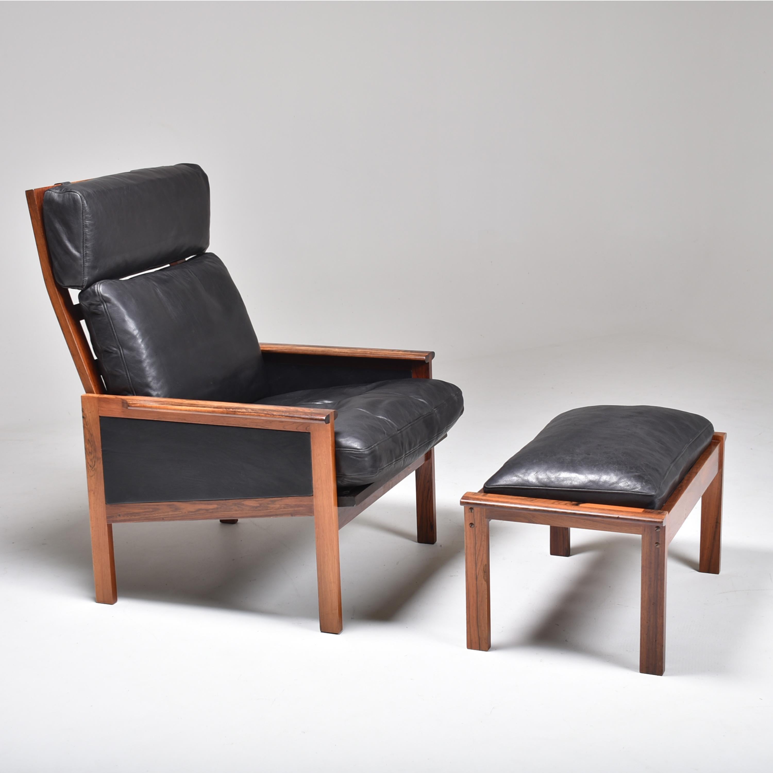 Armchair in rosewood with high back, from Denmark, 1960s. 
Designed by Illum Wikkelso for Niels Eilersen. 
Very conformable and in excellent condition. Upholstery in leather. 
A high back version of the Capella chair. Features a compact rosewood